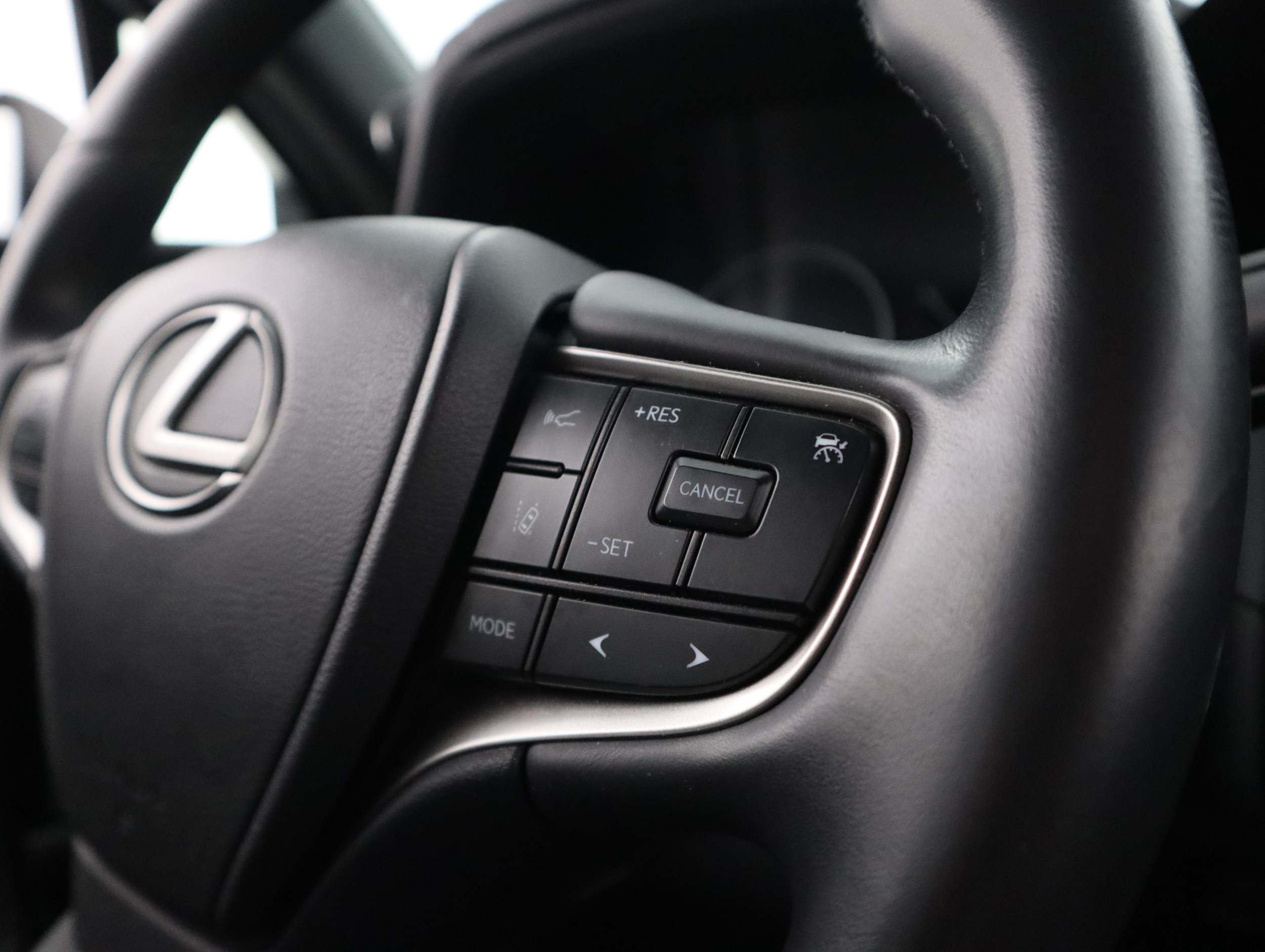 LEXUS UX 2024