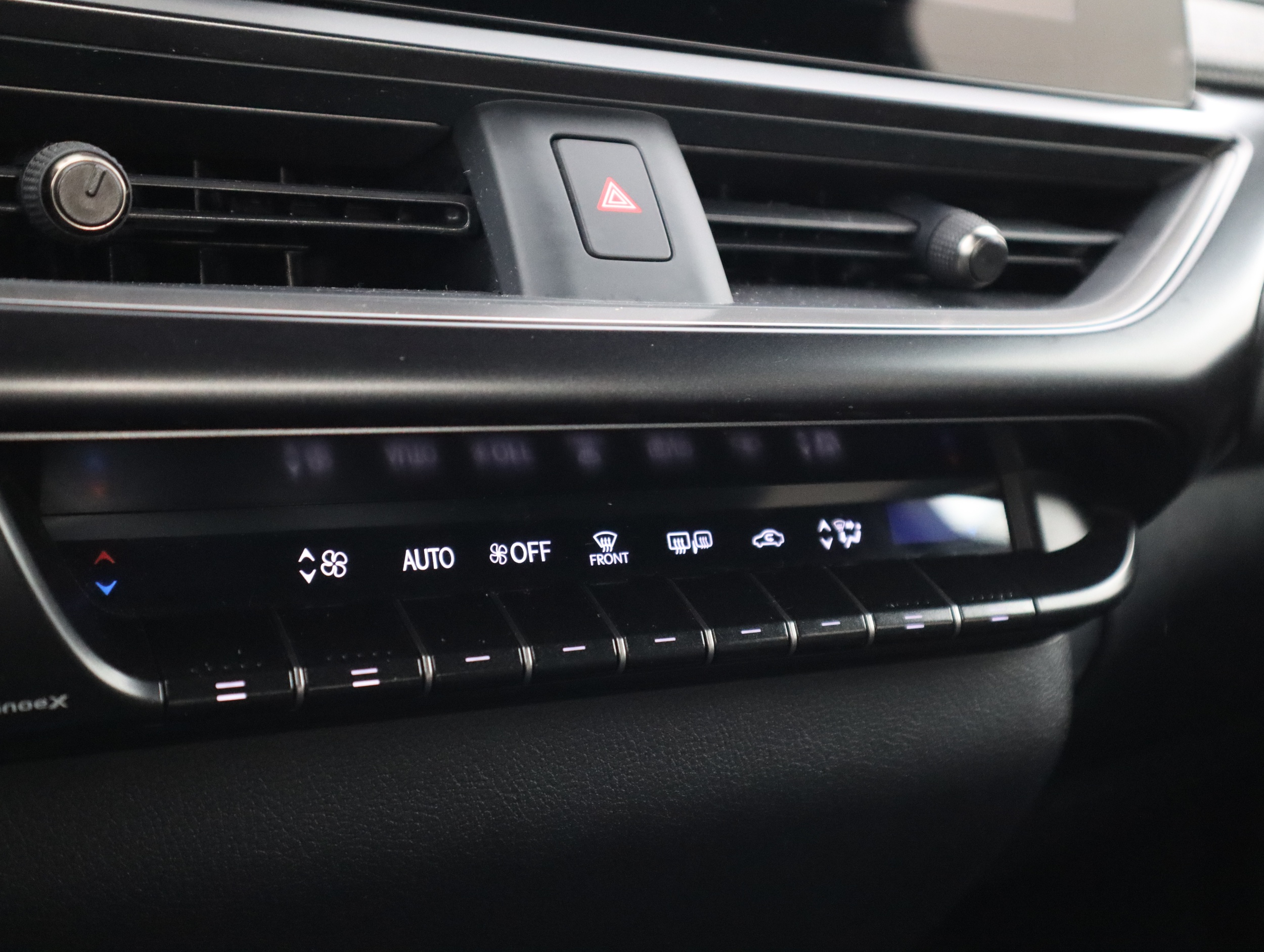 LEXUS UX 2024