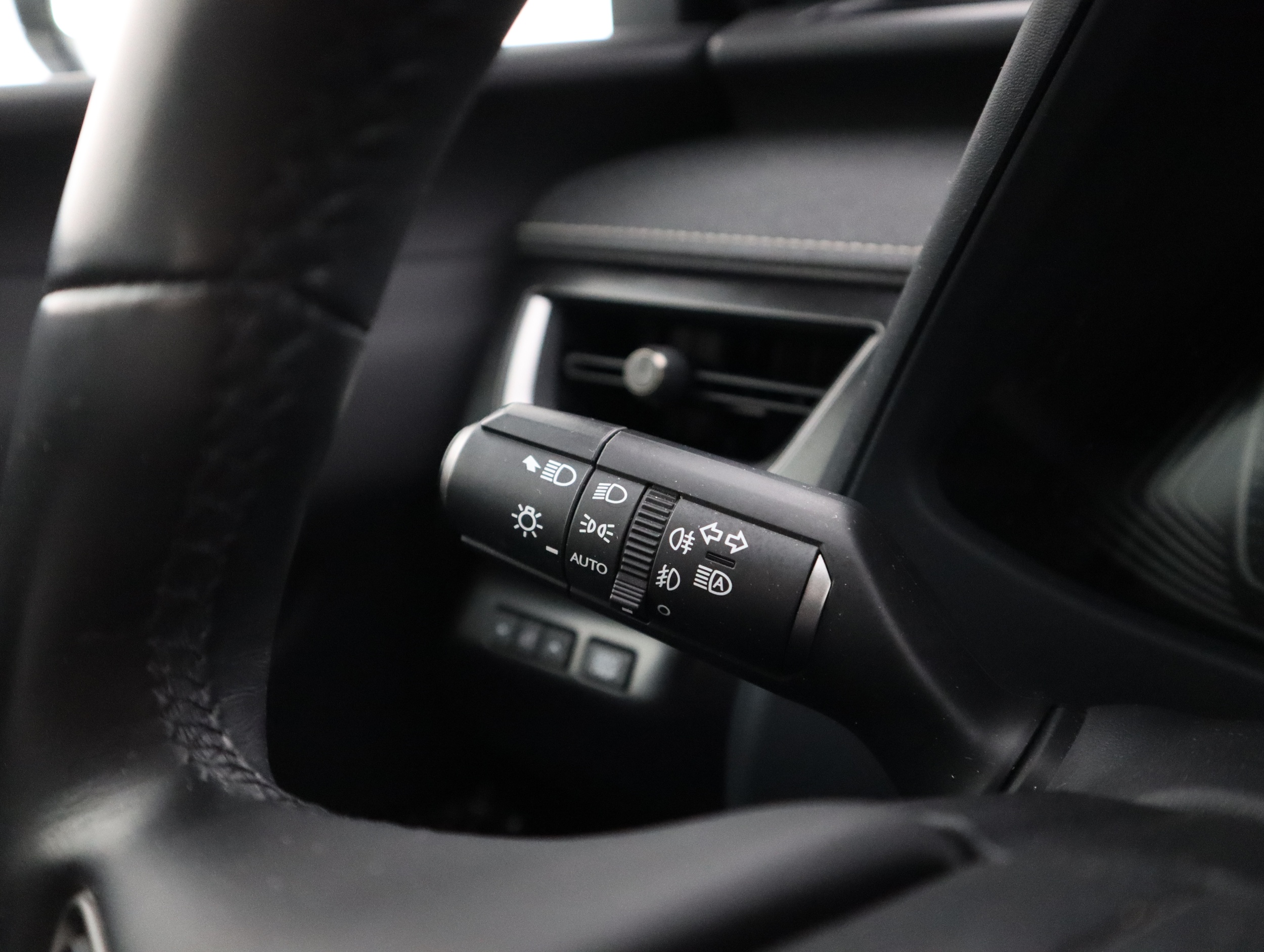 LEXUS UX 2024