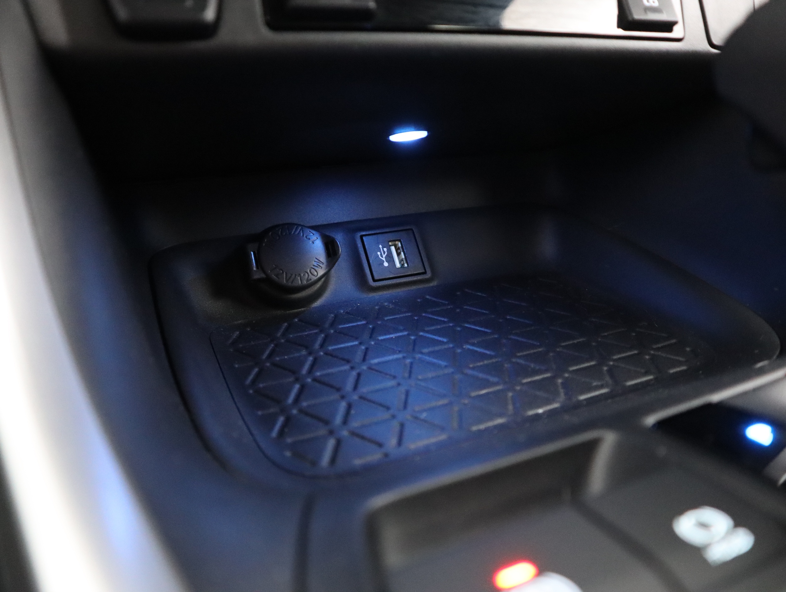 TOYOTA RAV4 Plug-in 32