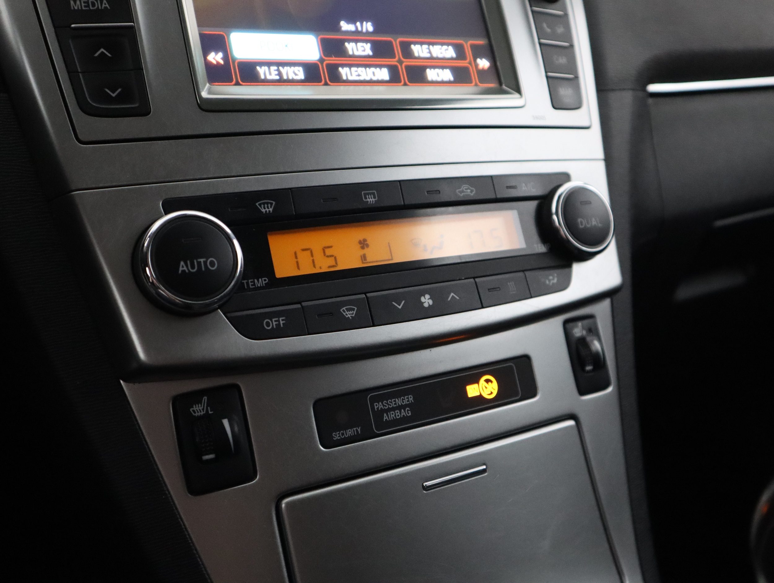 TOYOTA Avensis 2013