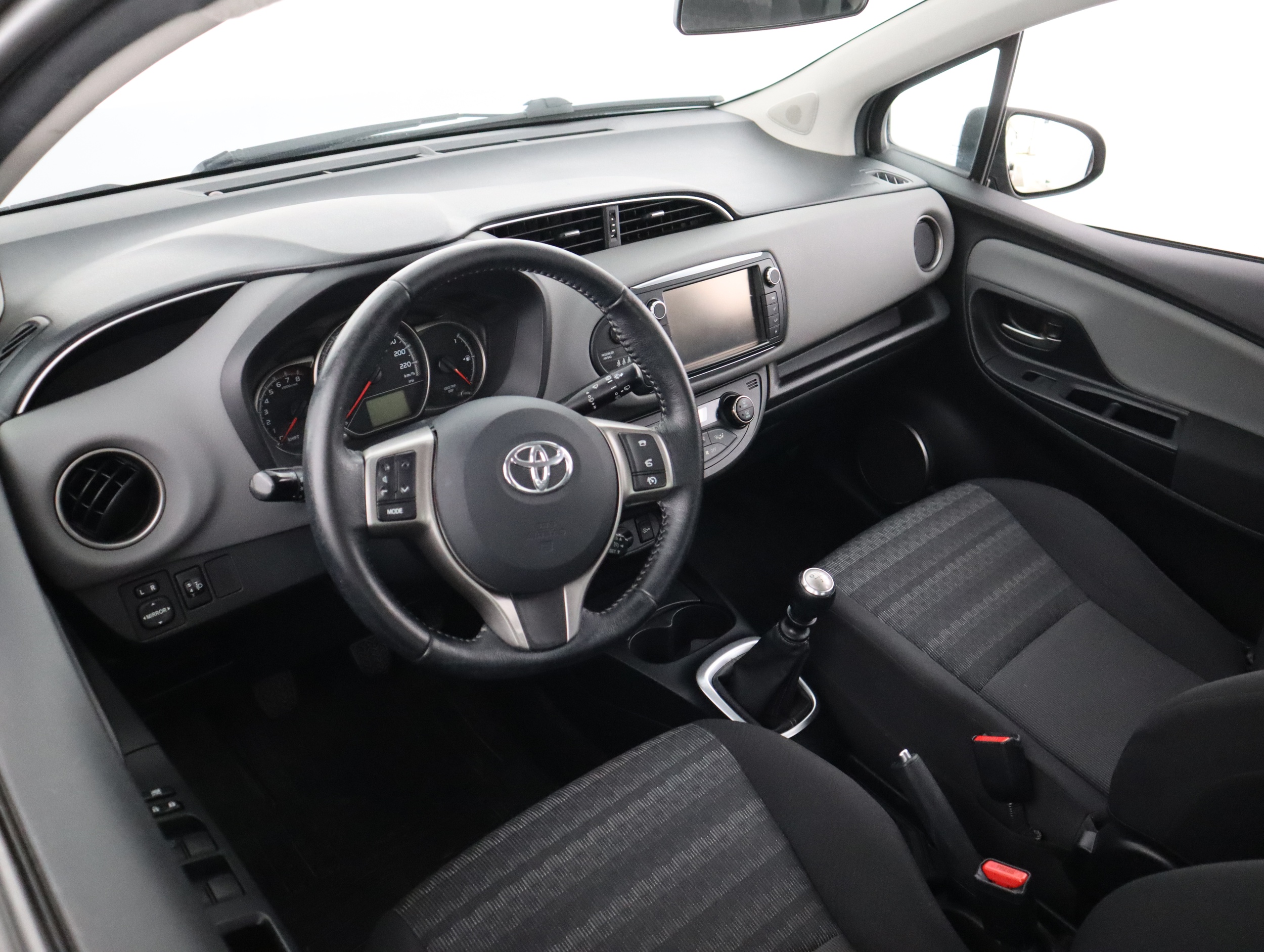 TOYOTA Yaris 2016