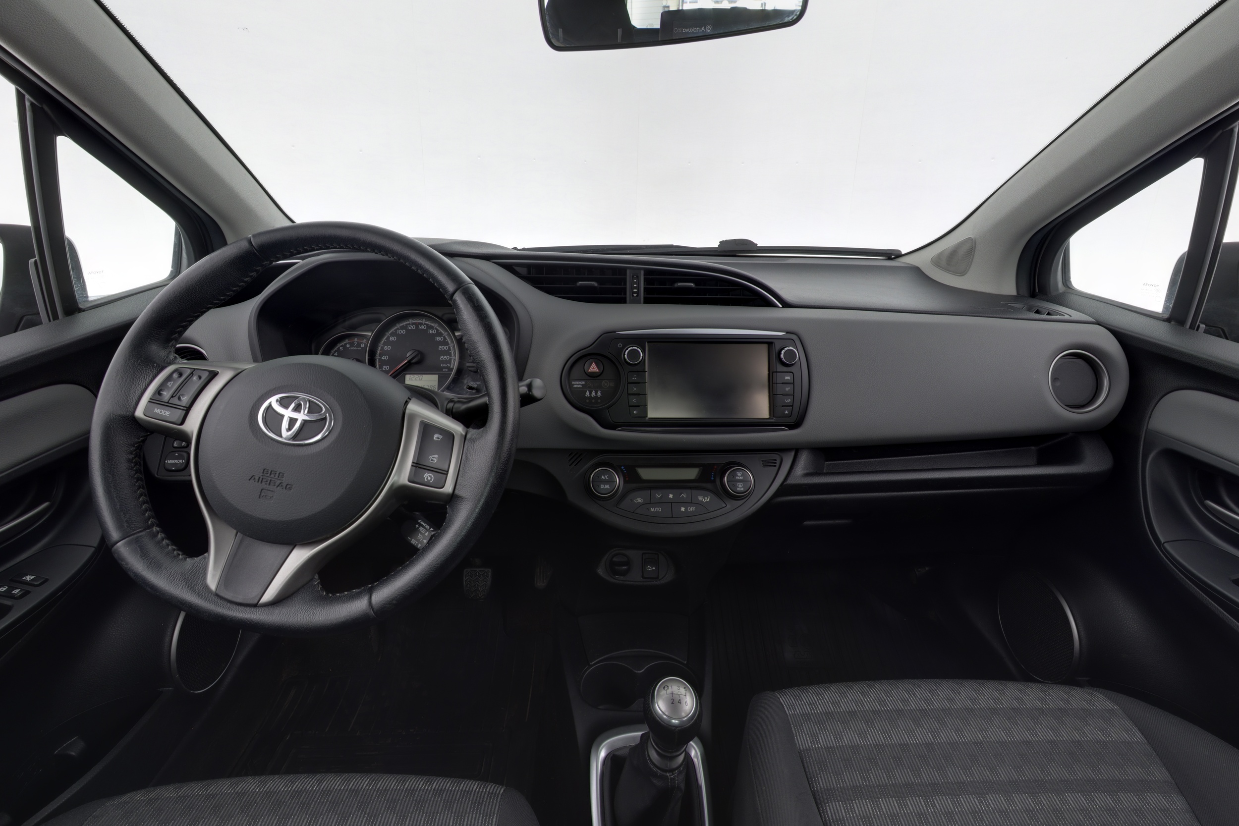TOYOTA Yaris 2016