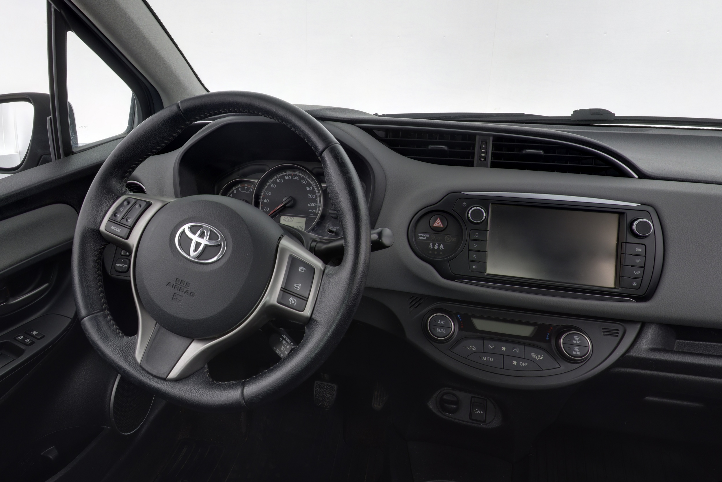 TOYOTA Yaris 2016