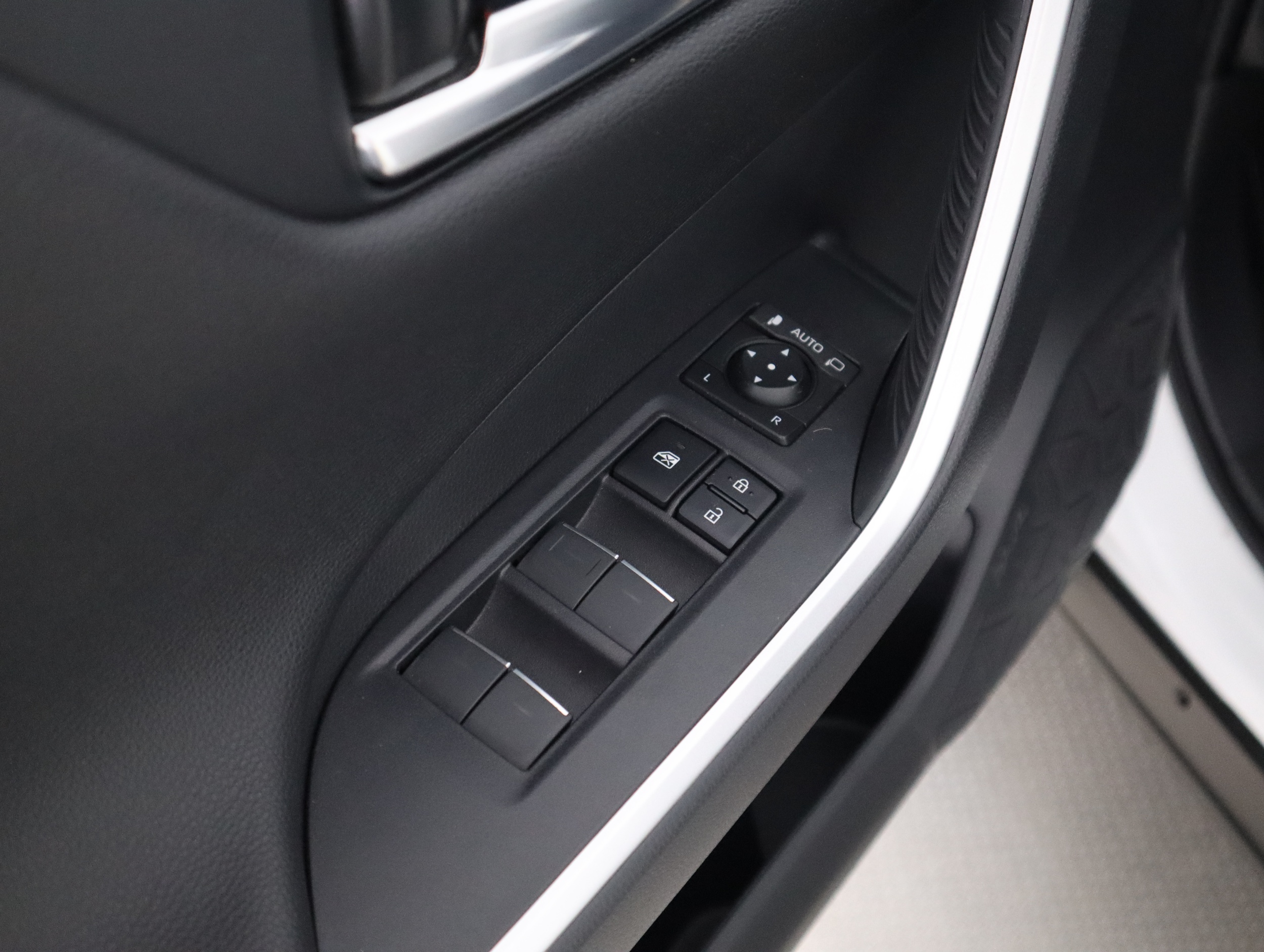 TOYOTA RAV4 Plug-in 2025