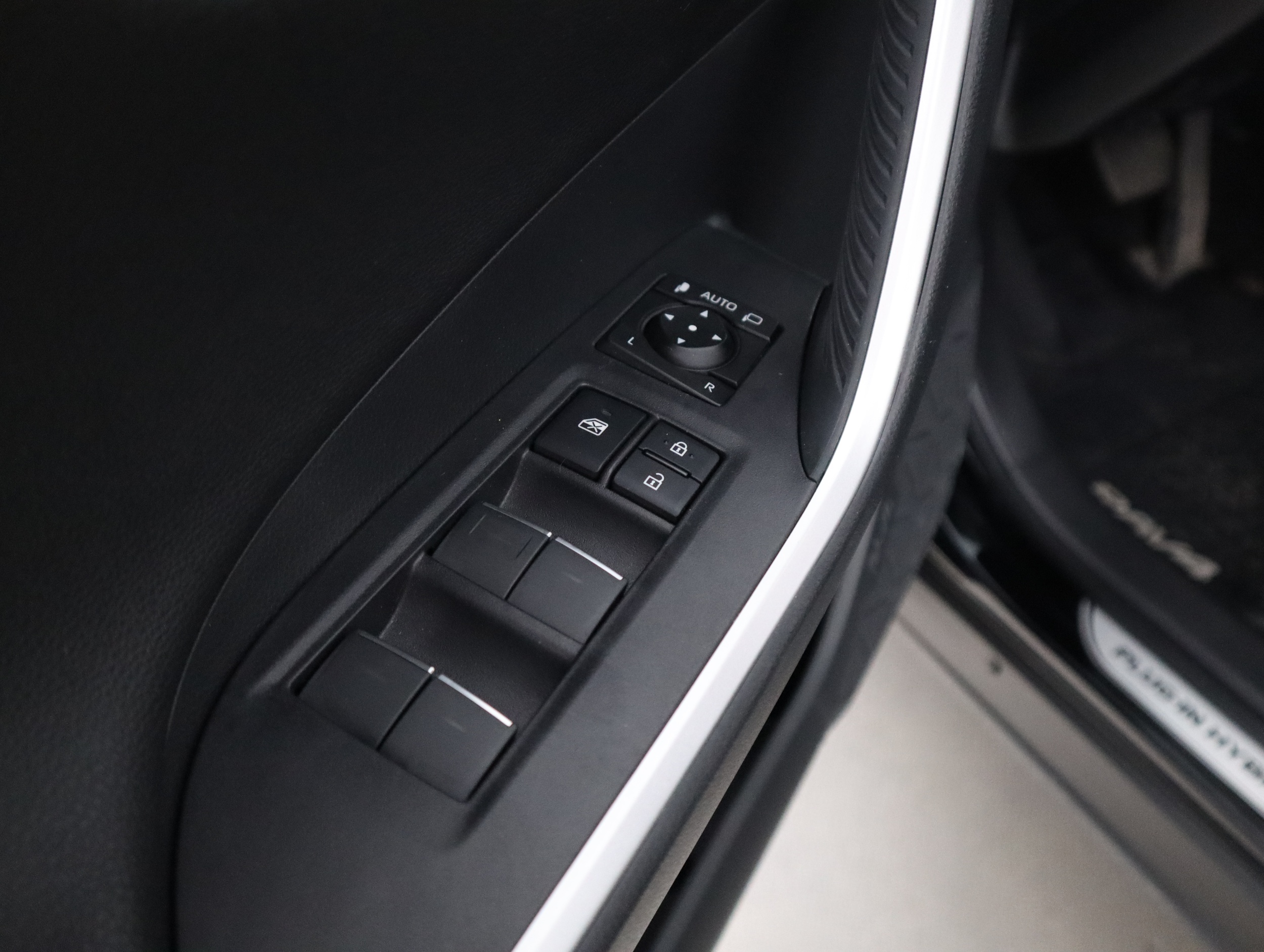 TOYOTA RAV4 Plug-in 2025