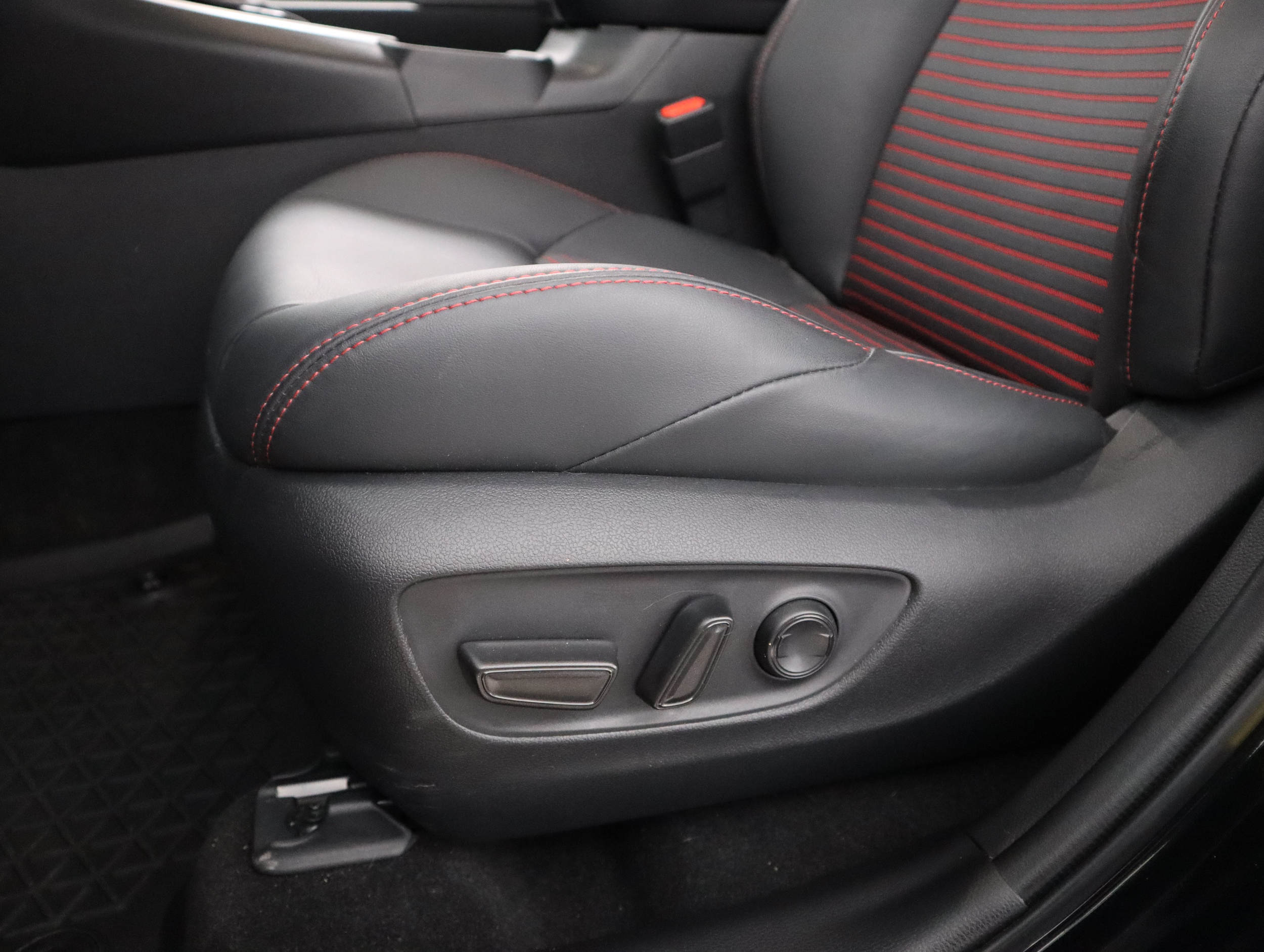 TOYOTA RAV4 Plug-in 2025