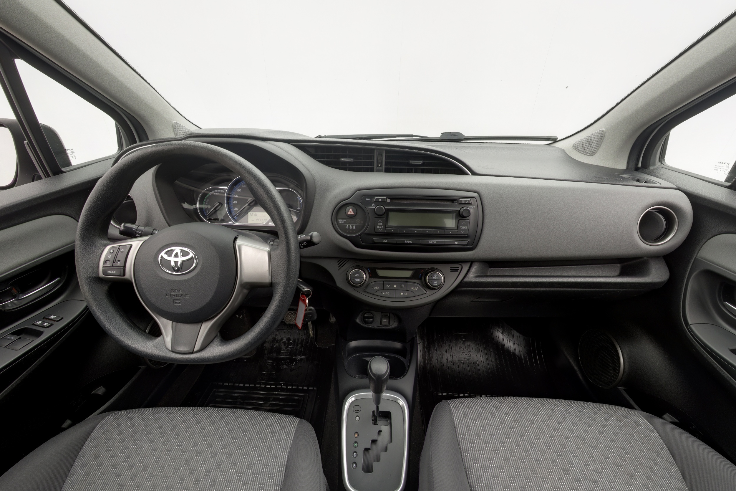 TOYOTA Yaris 2015