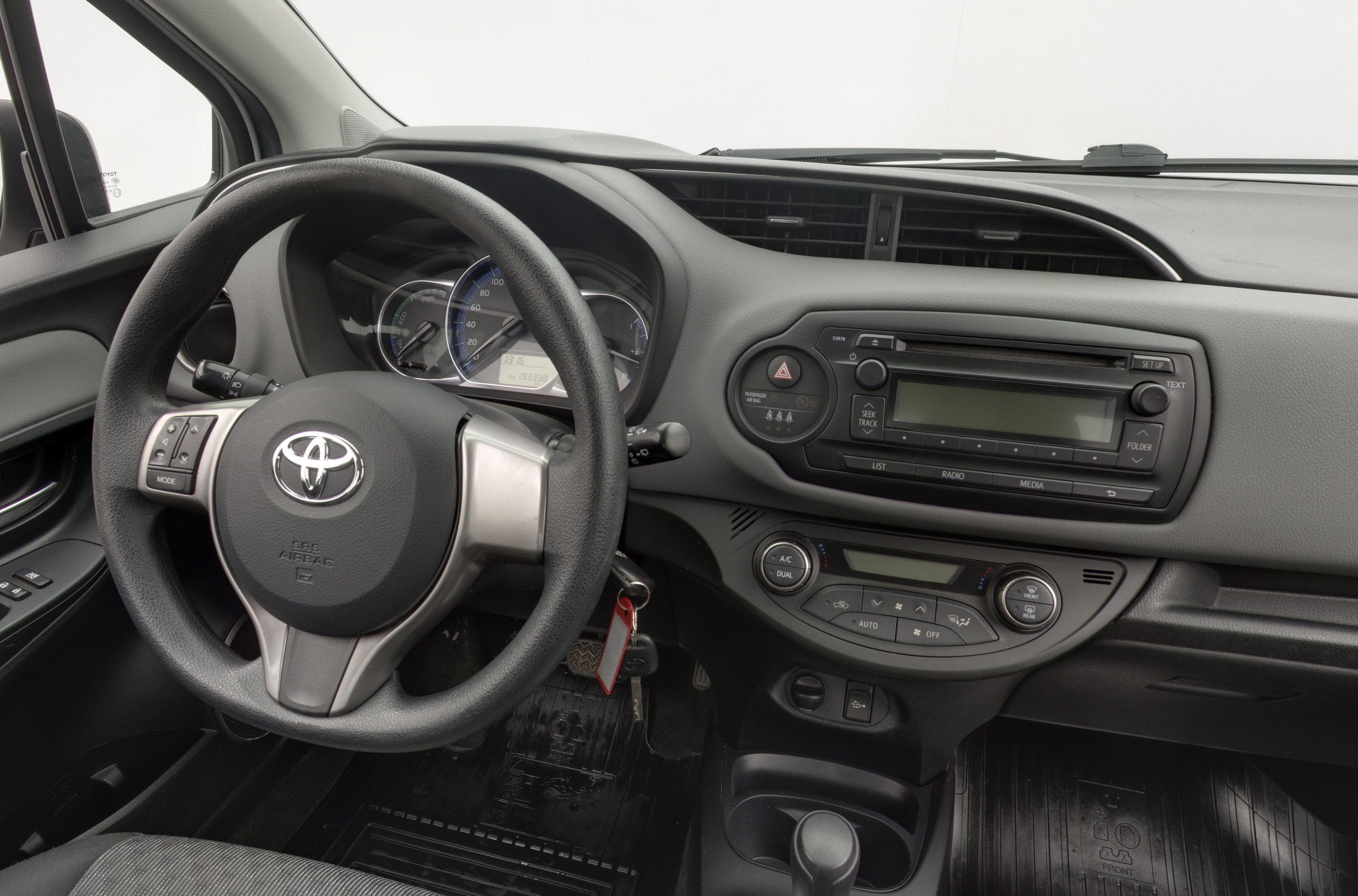 TOYOTA Yaris 2015