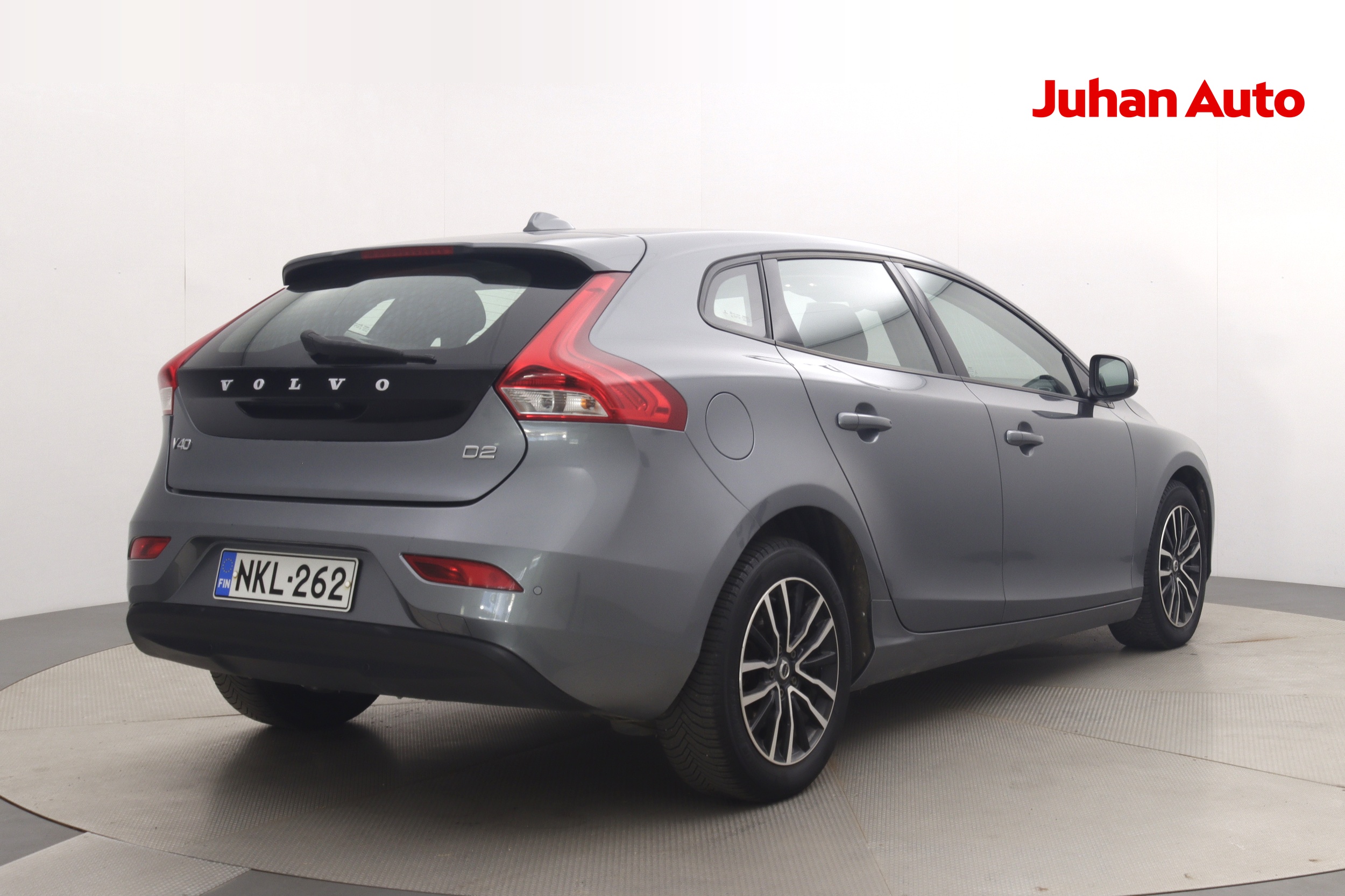 VOLVO V40 2016