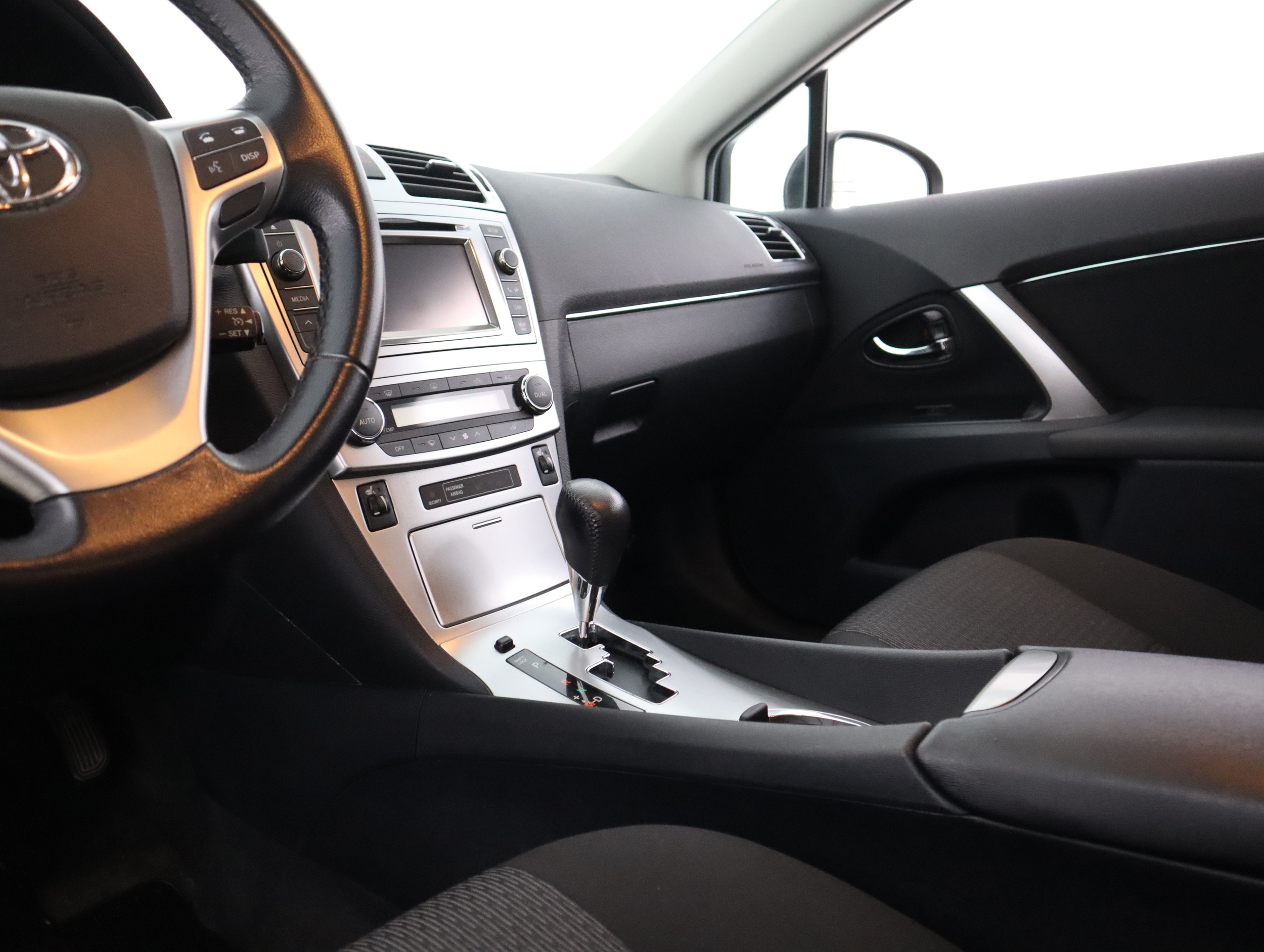 TOYOTA Avensis 2012