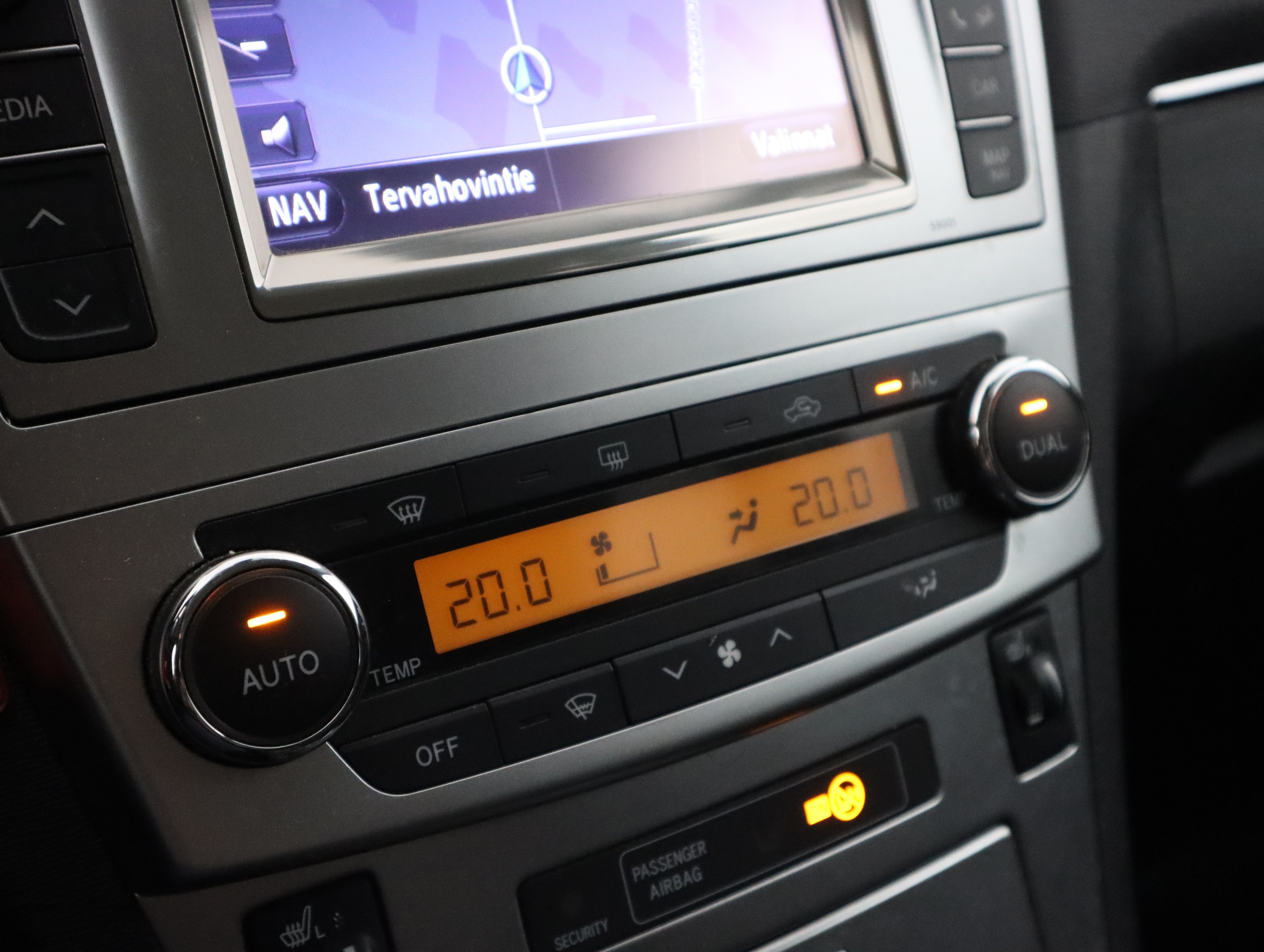 TOYOTA Avensis 2012