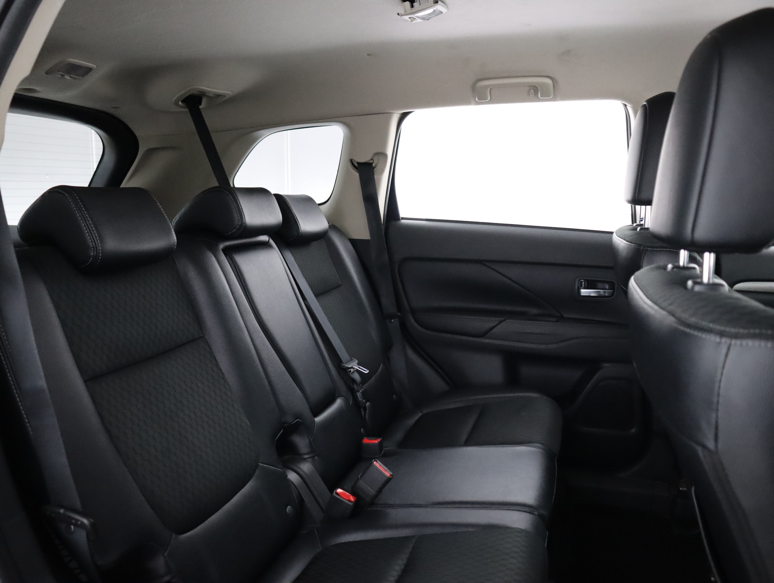MITSUBISHI OUTLANDER 2015
