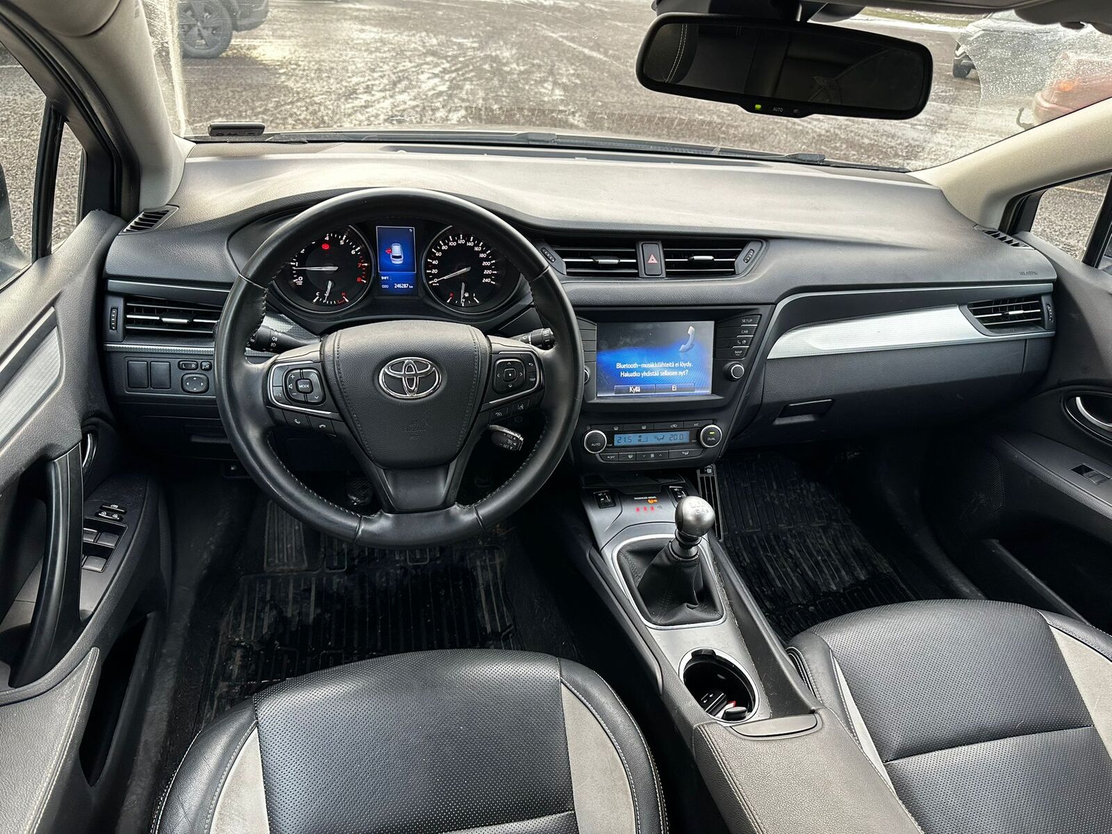 TOYOTA Avensis 2015