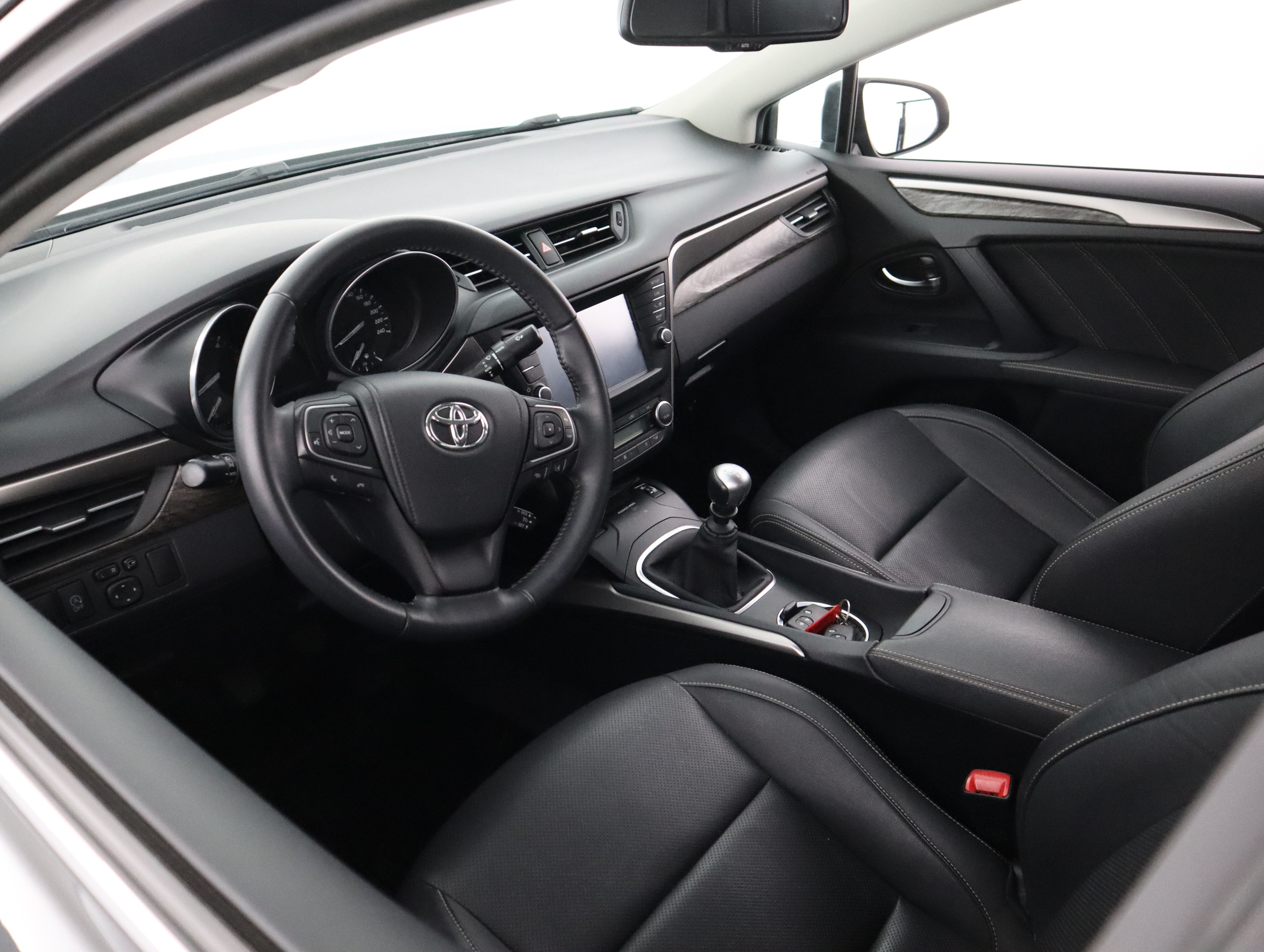 TOYOTA Avensis 2015