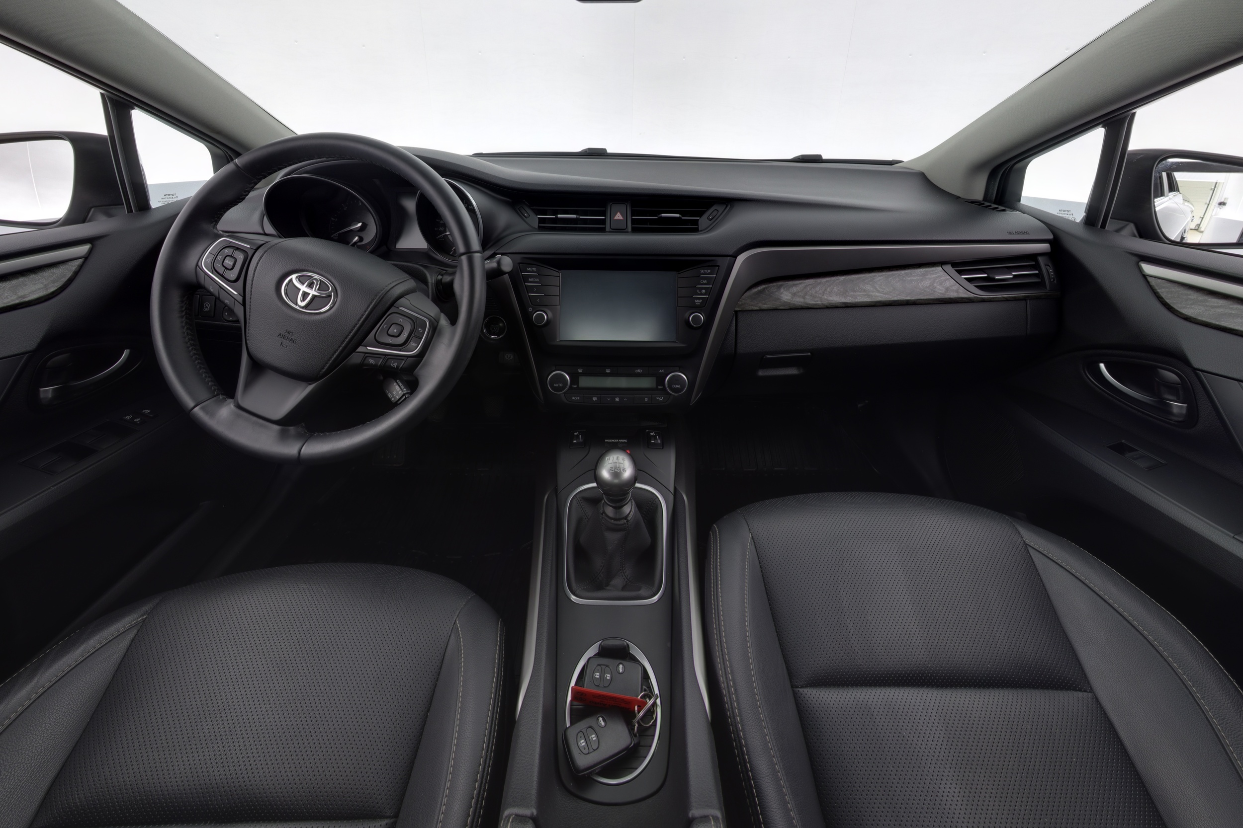 TOYOTA Avensis 2015