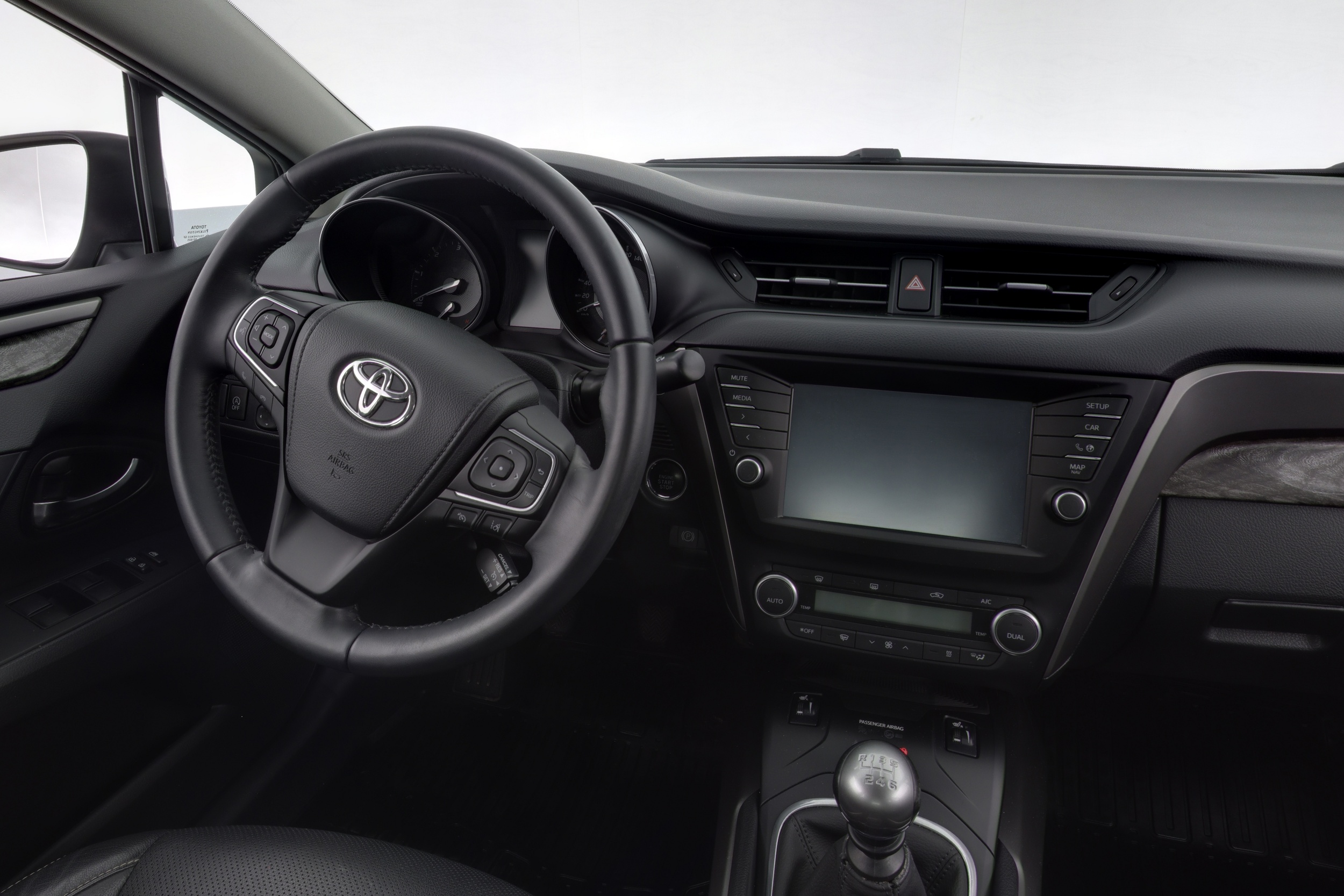 TOYOTA Avensis 2015