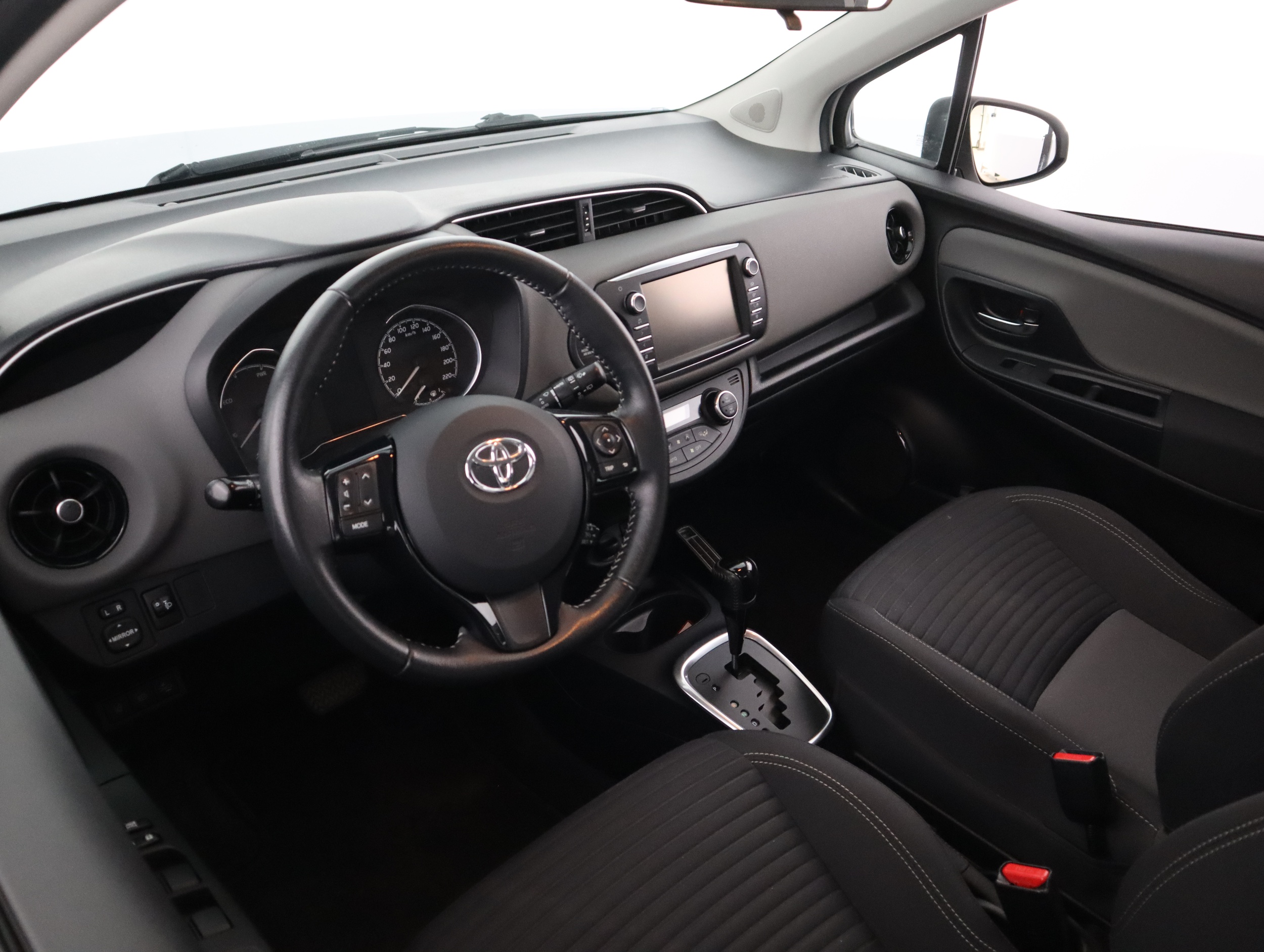 TOYOTA Yaris 2018