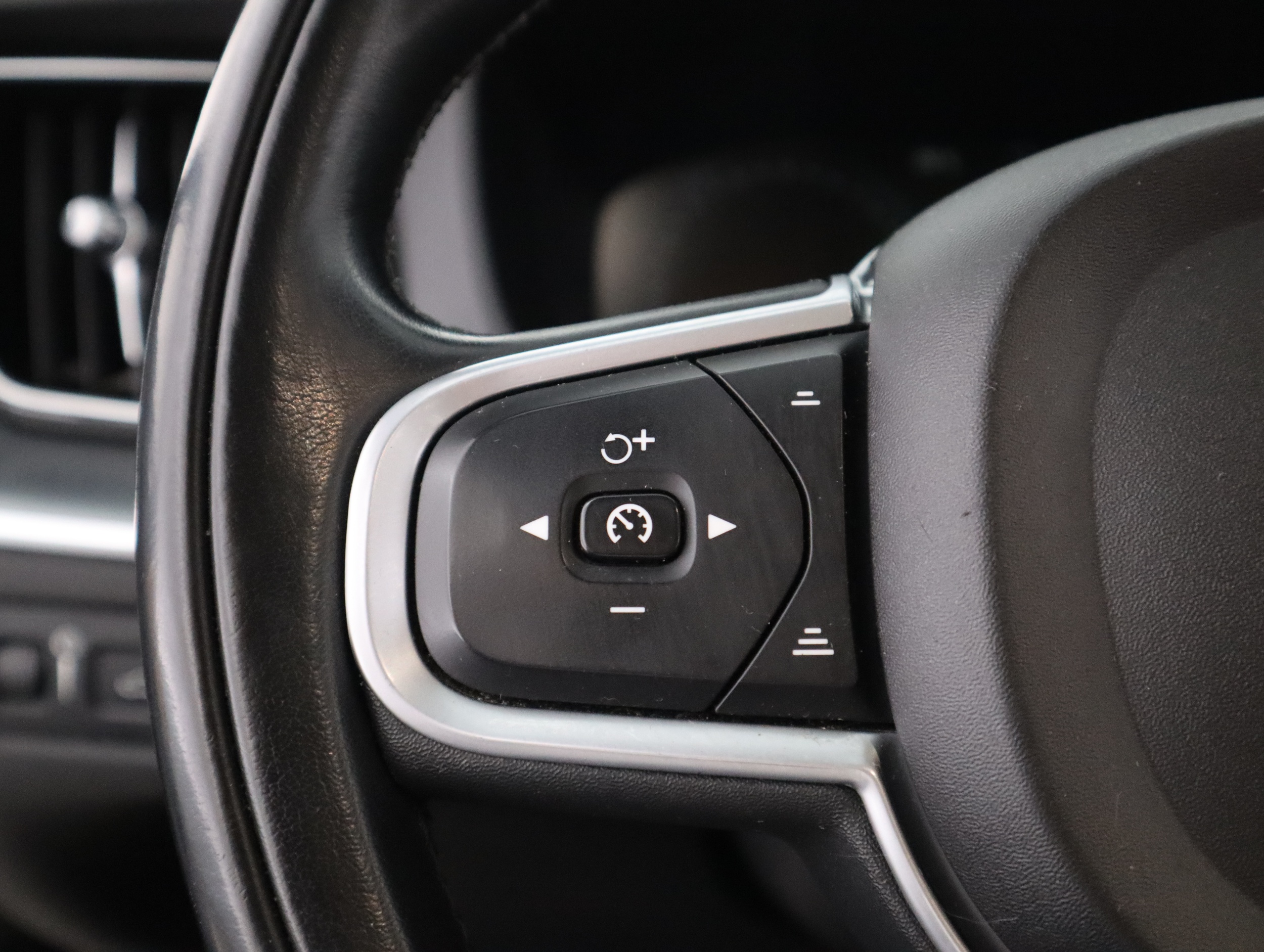 VOLVO XC60 2018