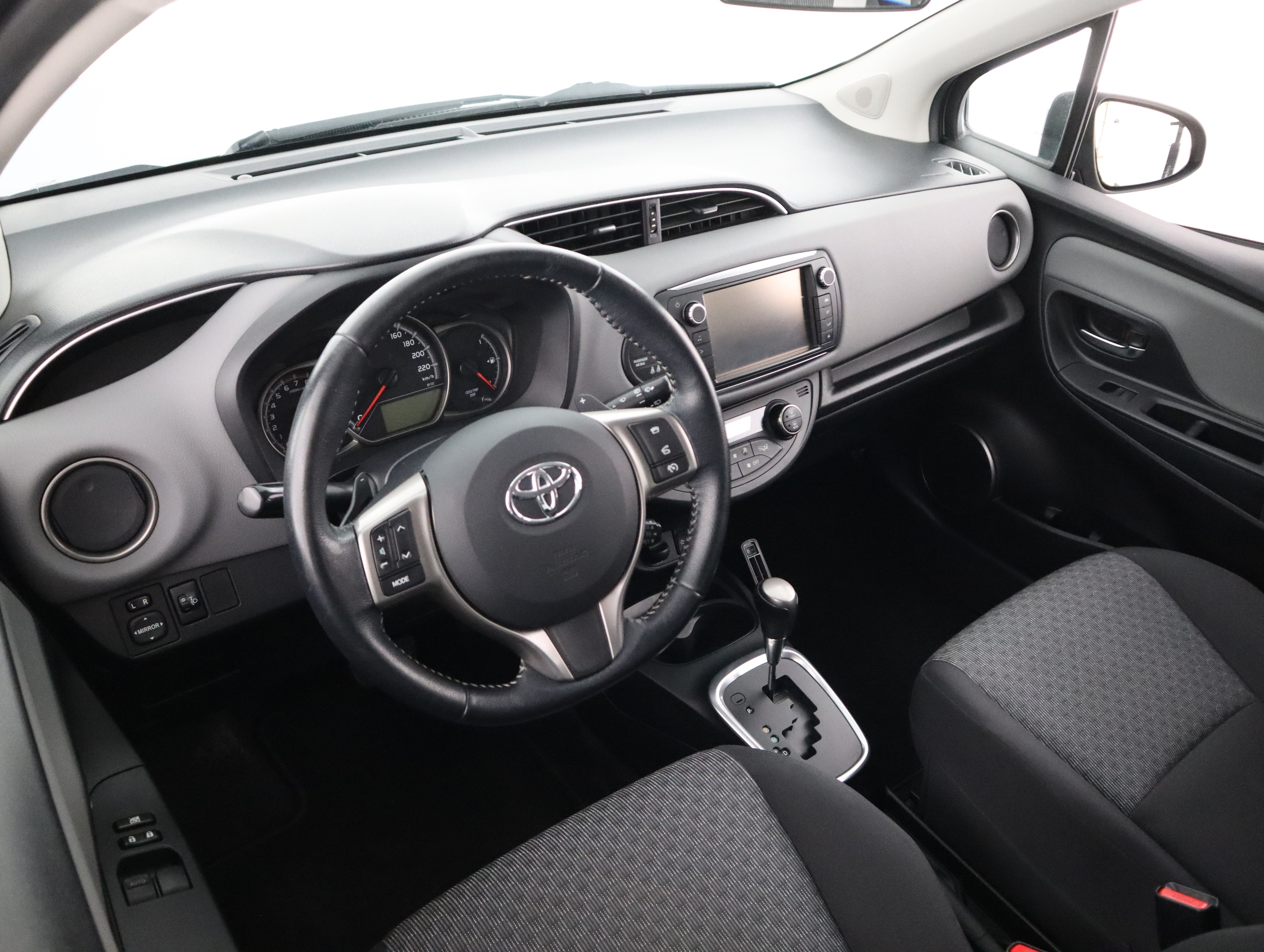 TOYOTA Yaris 2015