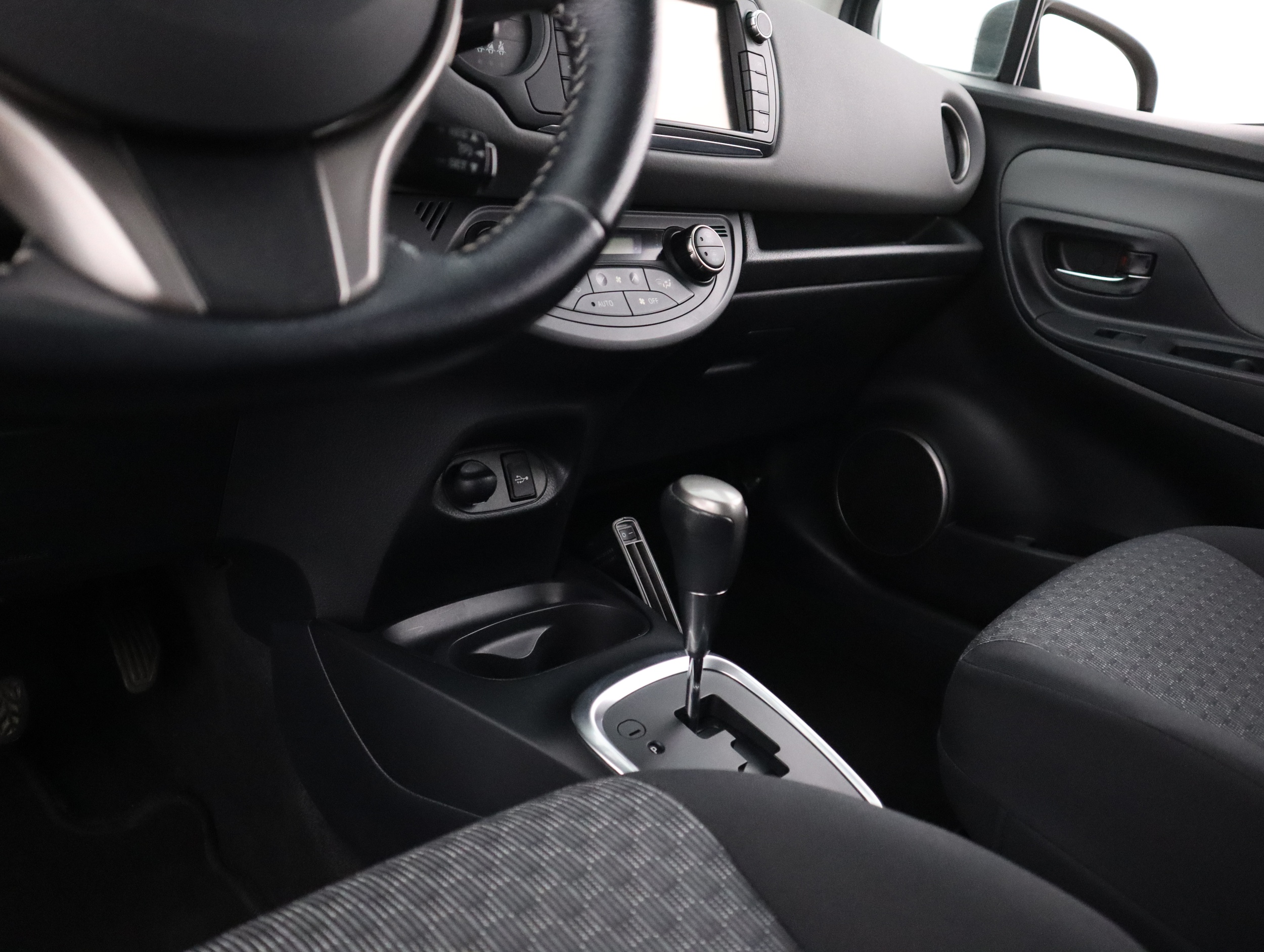TOYOTA Yaris 2015