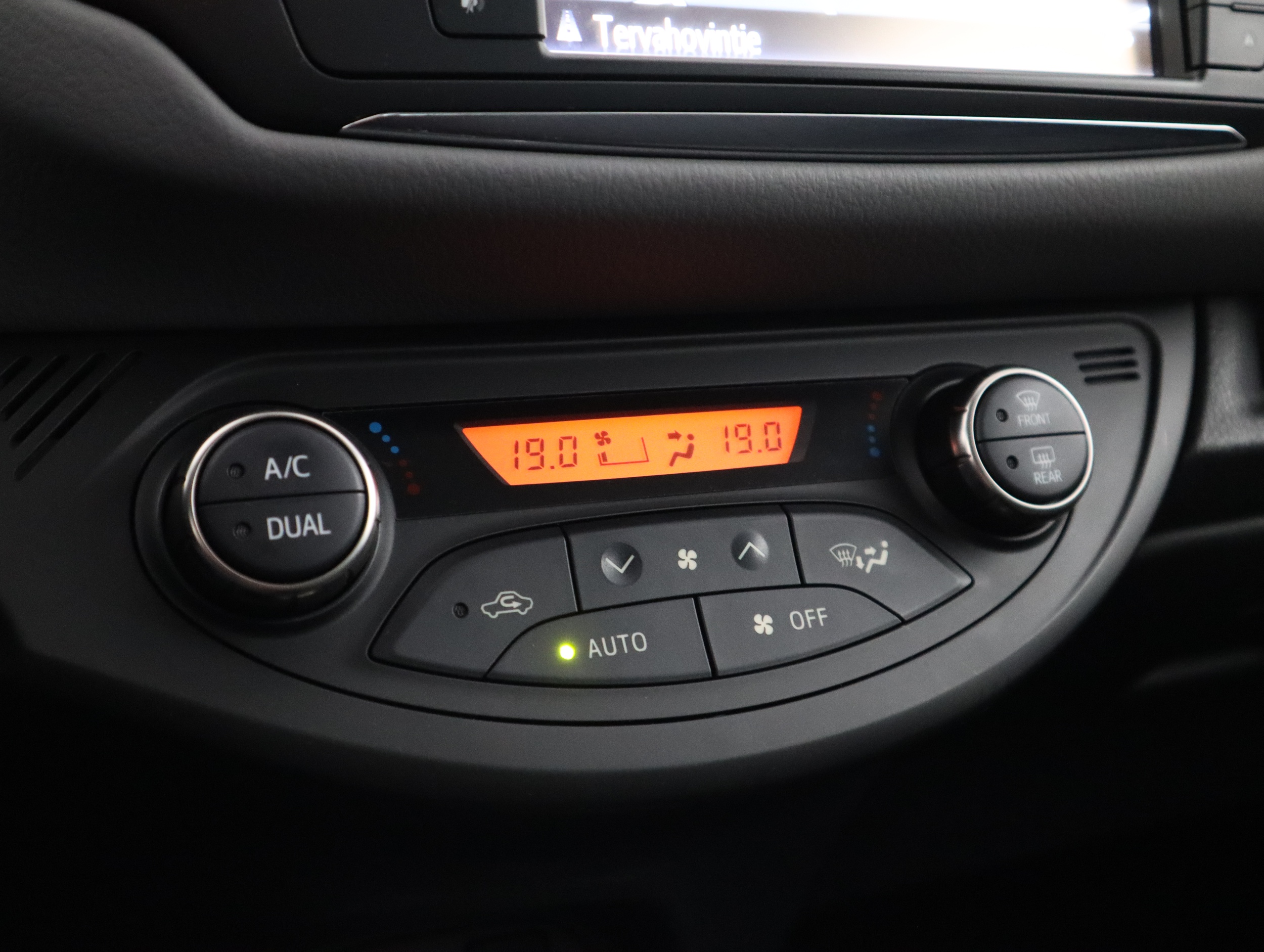 TOYOTA Yaris 2015