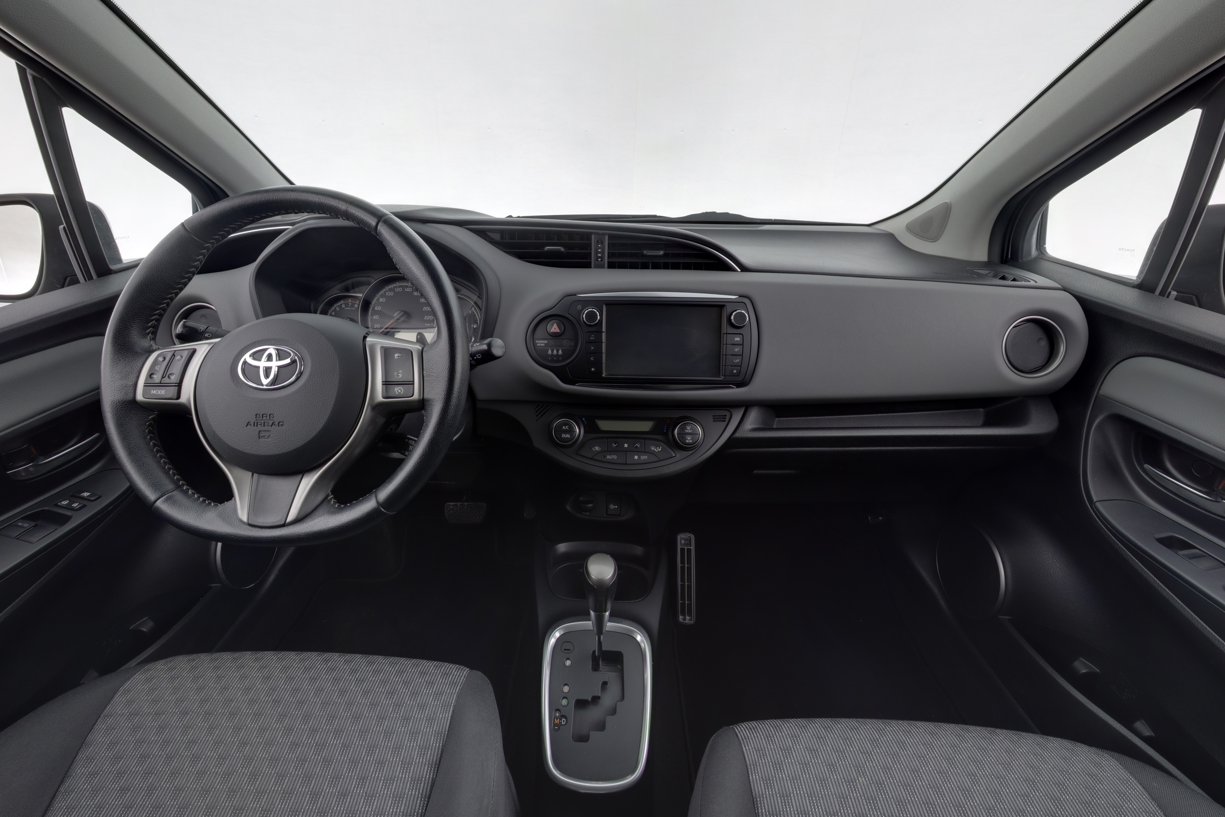 TOYOTA Yaris 2015