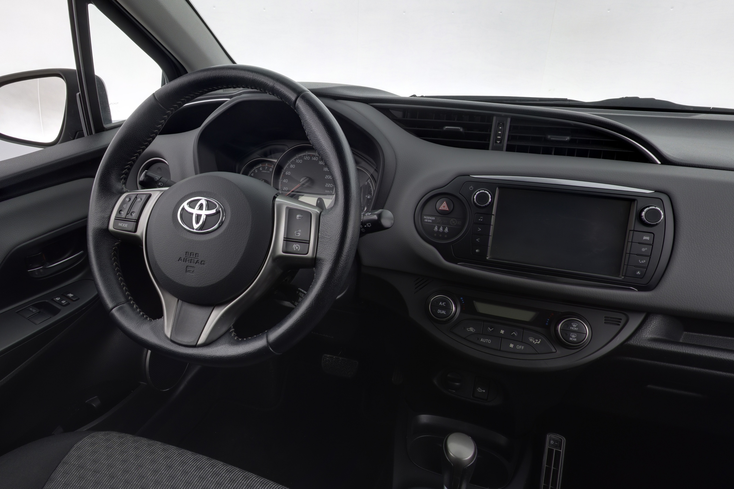 TOYOTA Yaris 2015