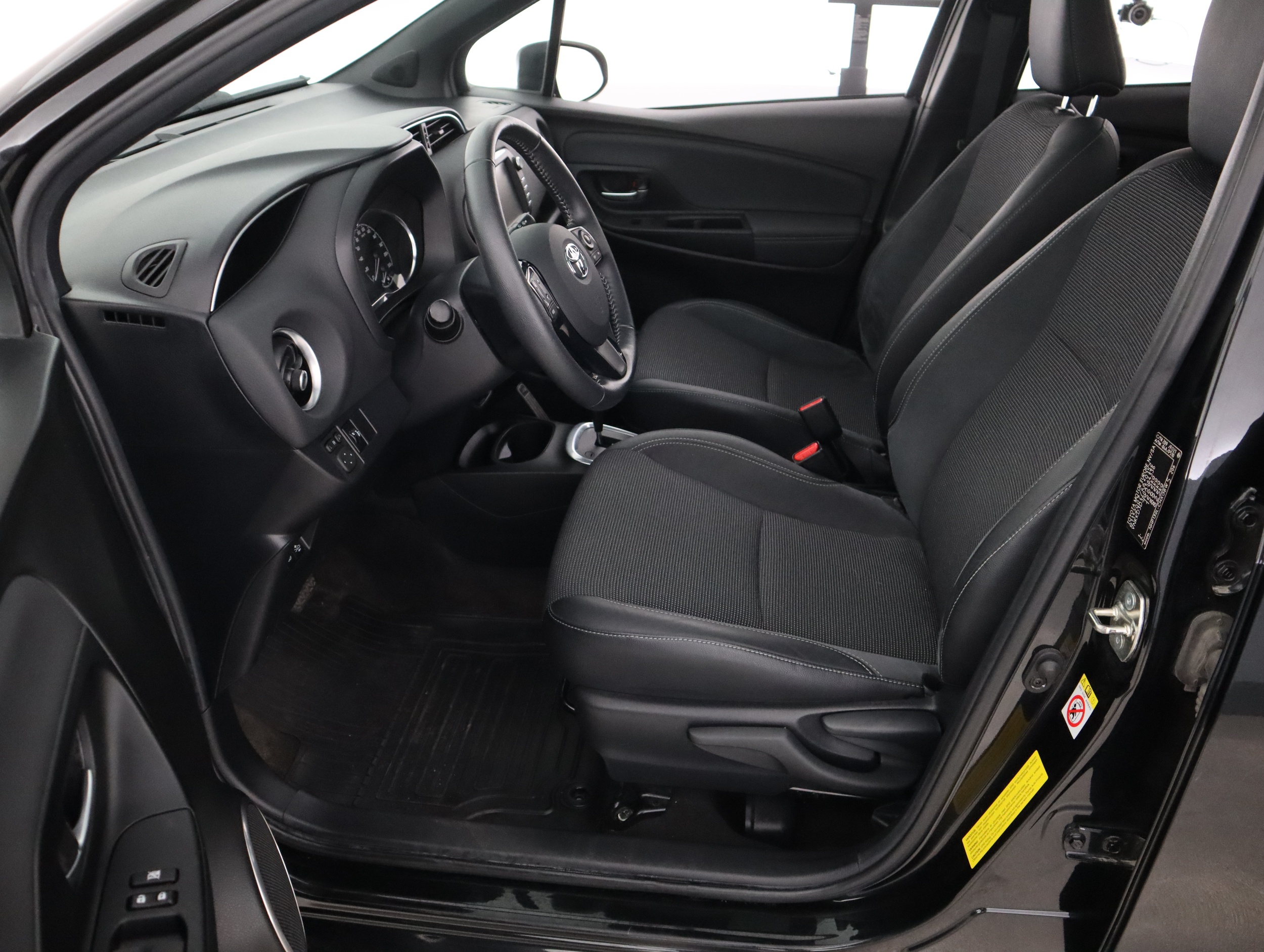 TOYOTA Yaris 17