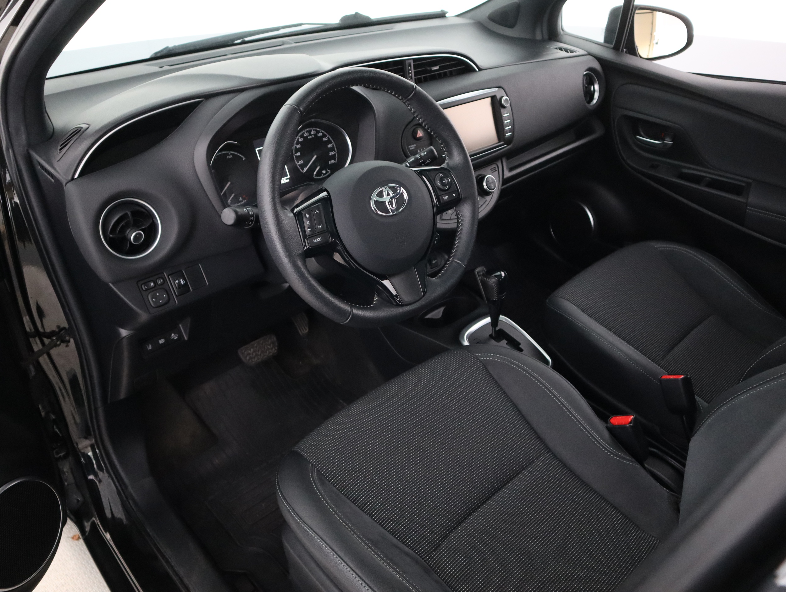 TOYOTA Yaris 18