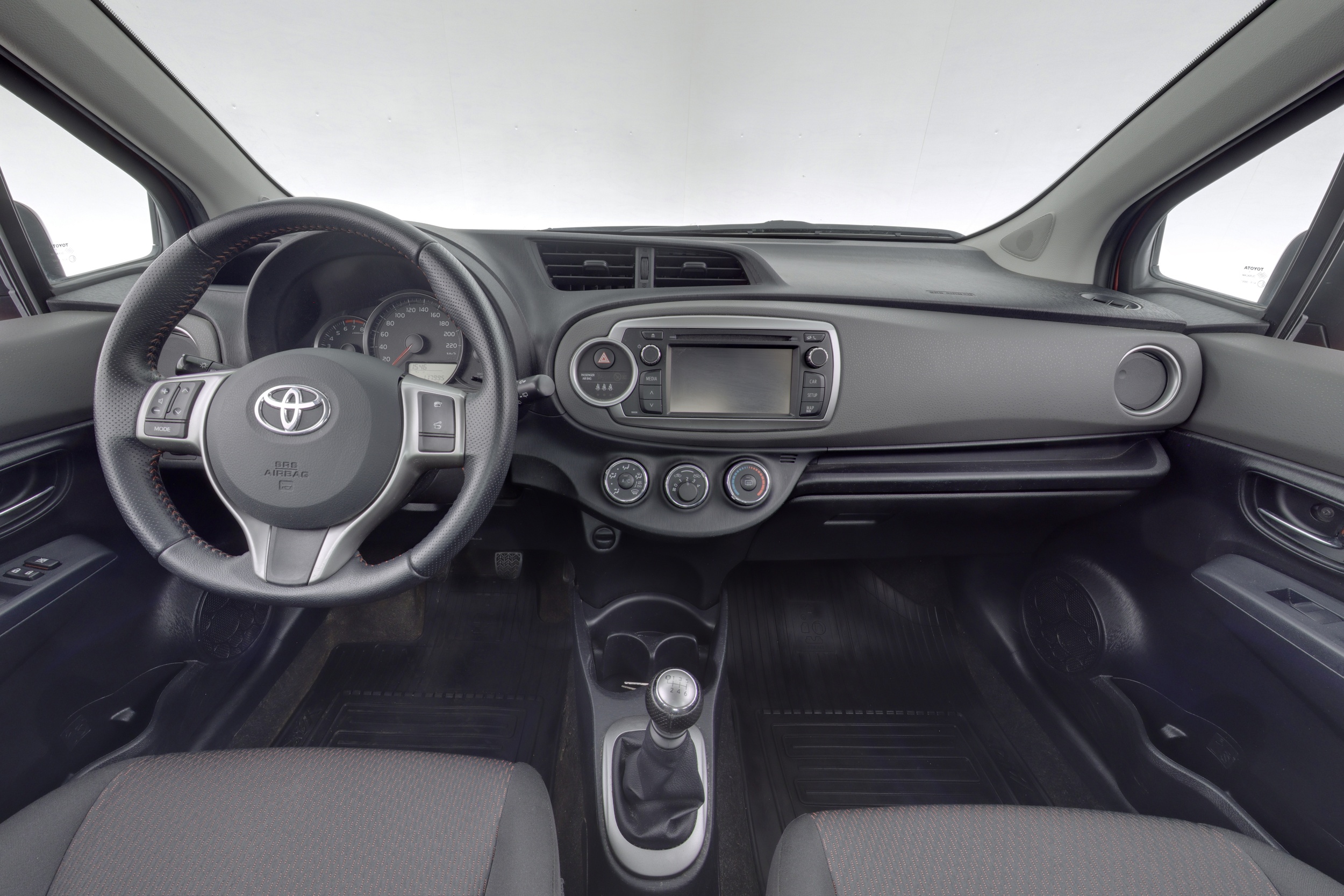 TOYOTA Yaris 2012