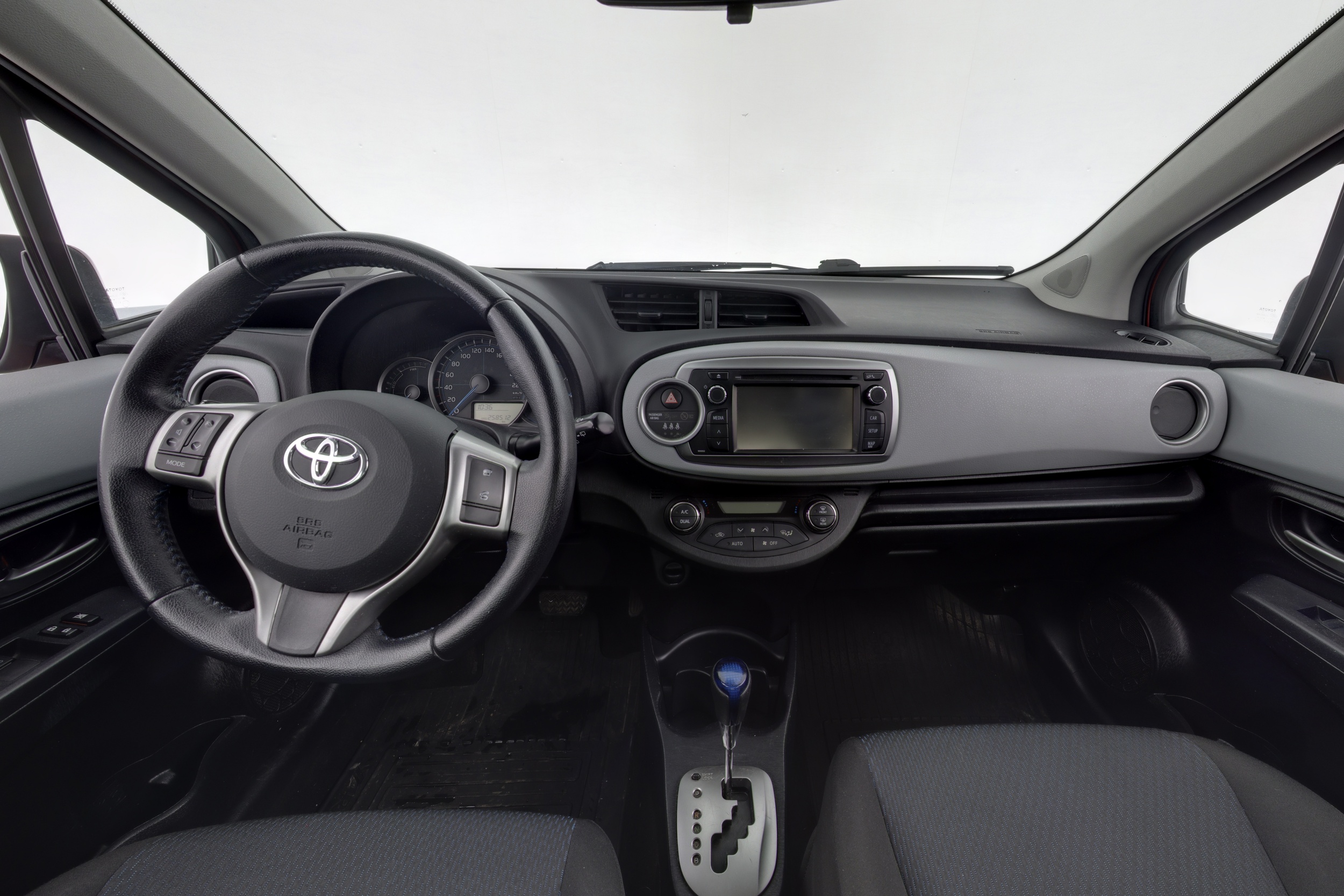 TOYOTA Yaris 2013