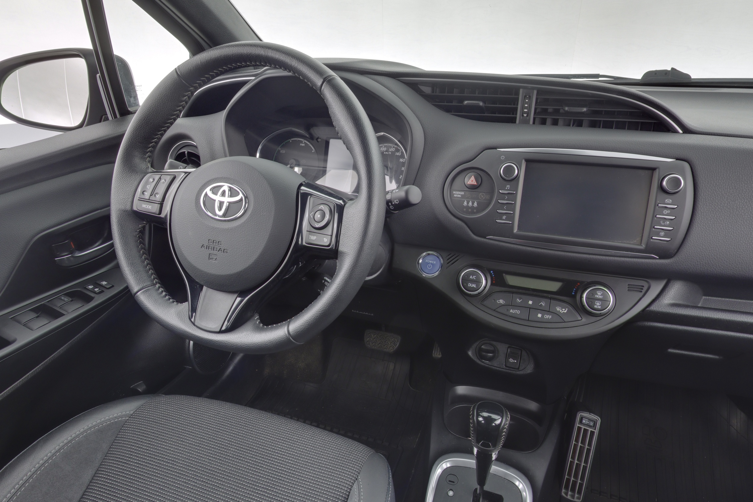 TOYOTA Yaris 8