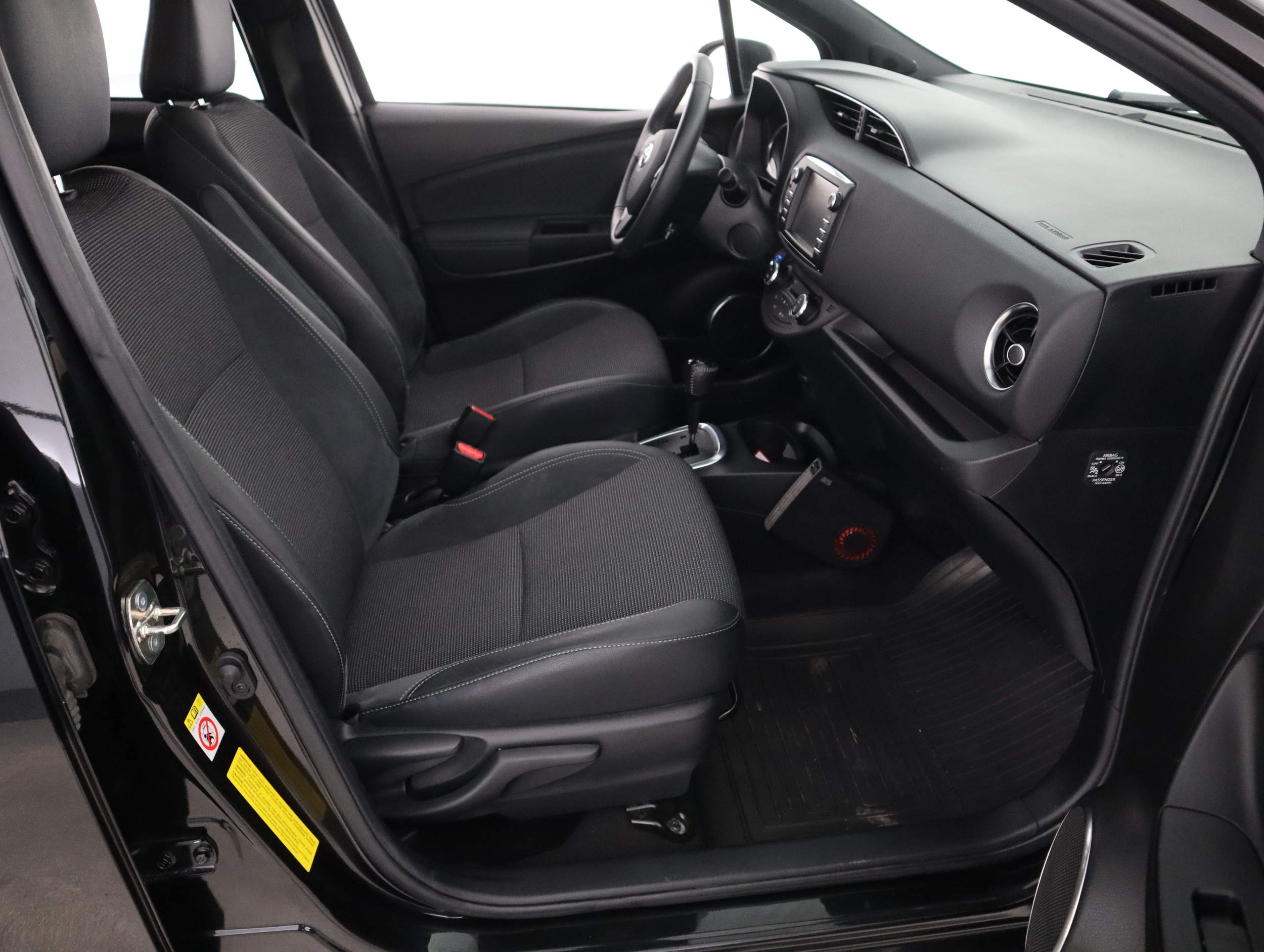 TOYOTA Yaris 9