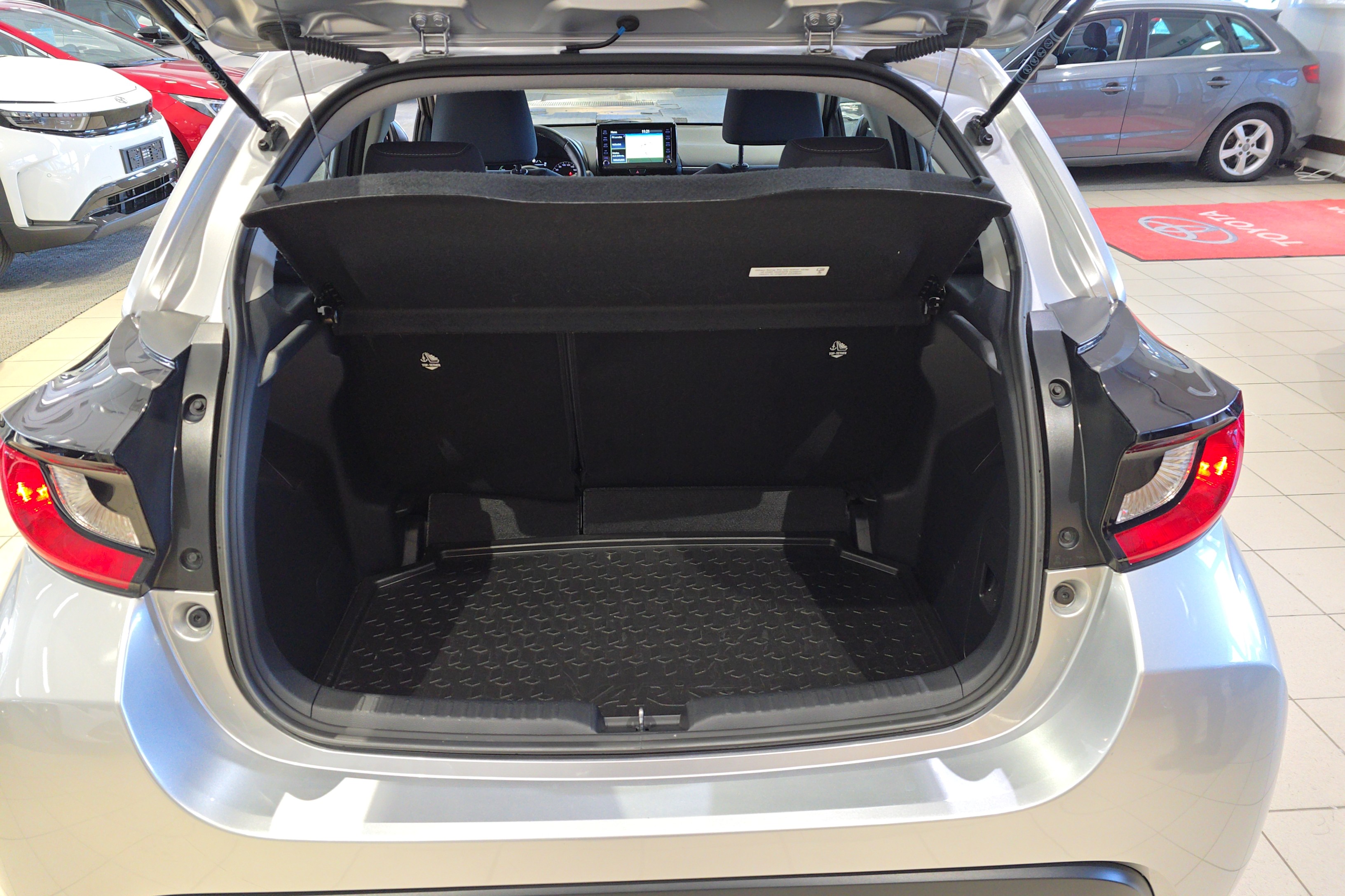 TOYOTA TOYOTA YARIS HYBRID 2023