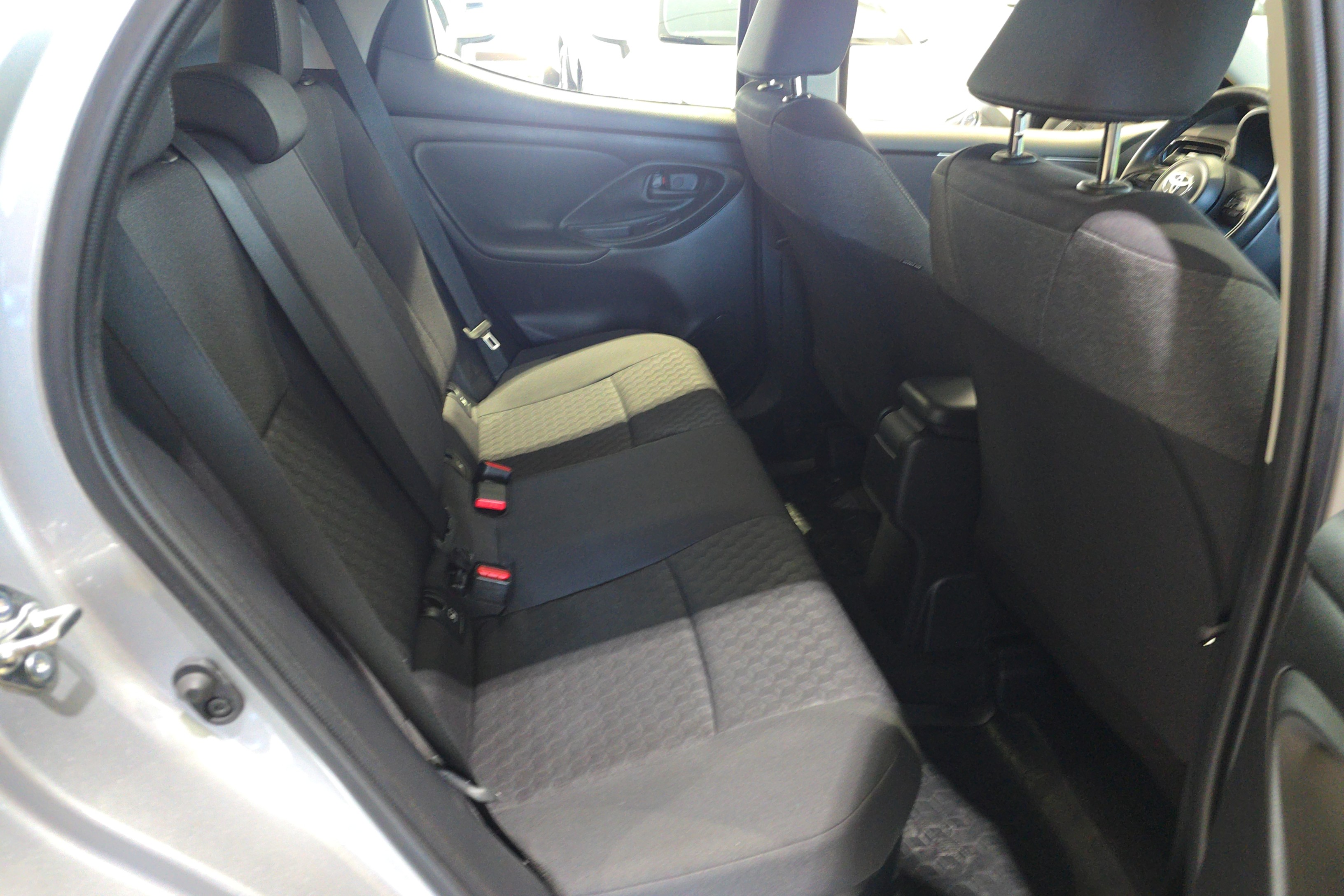 TOYOTA TOYOTA YARIS HYBRID 2023