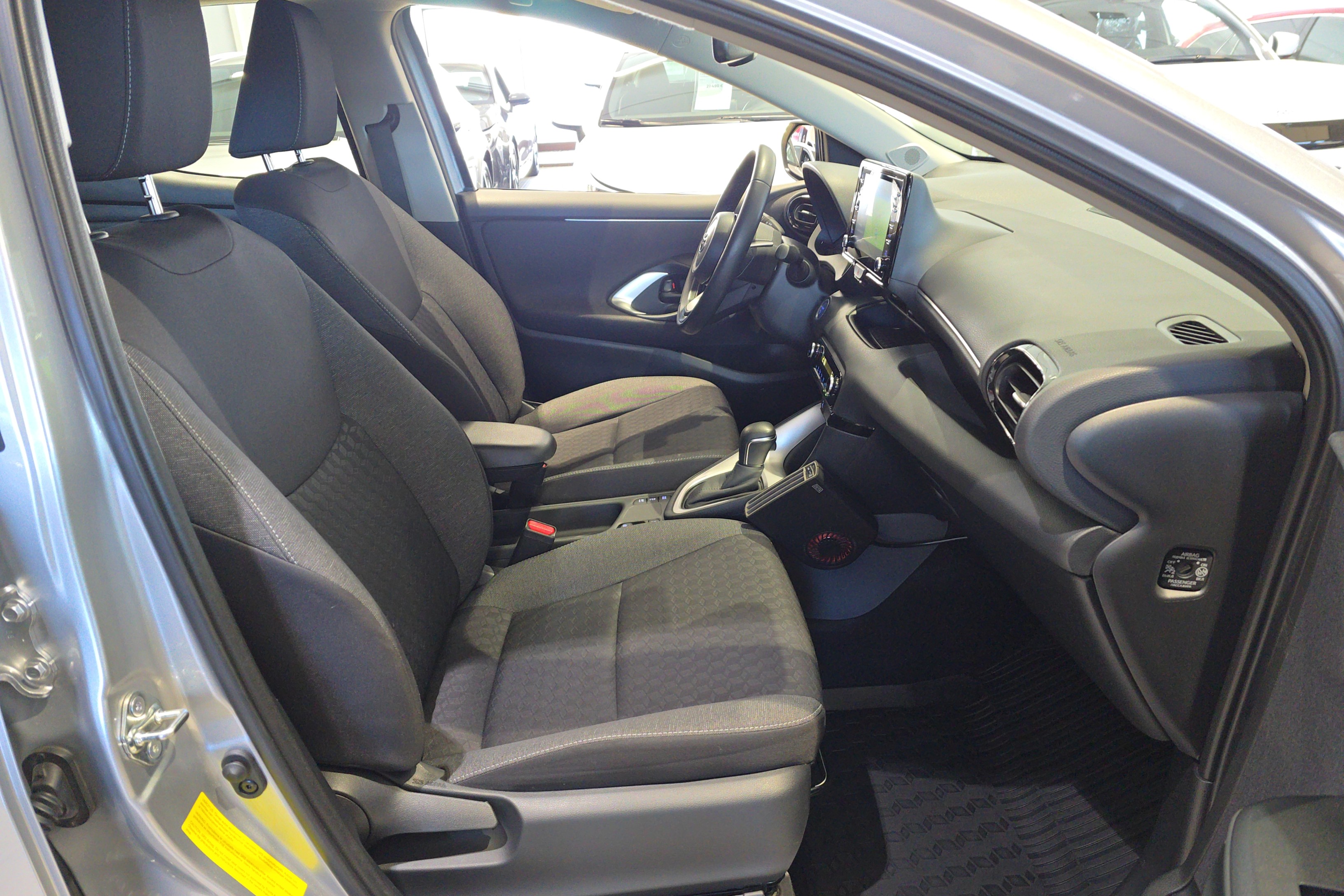 TOYOTA TOYOTA YARIS HYBRID 2023