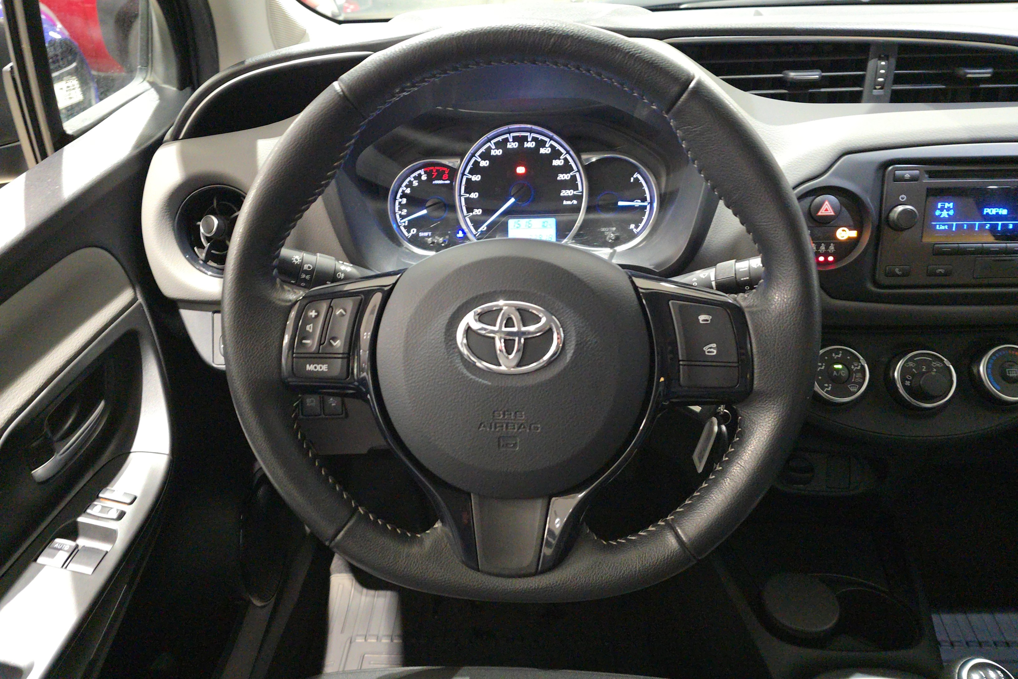 TOYOTA Yaris 2017