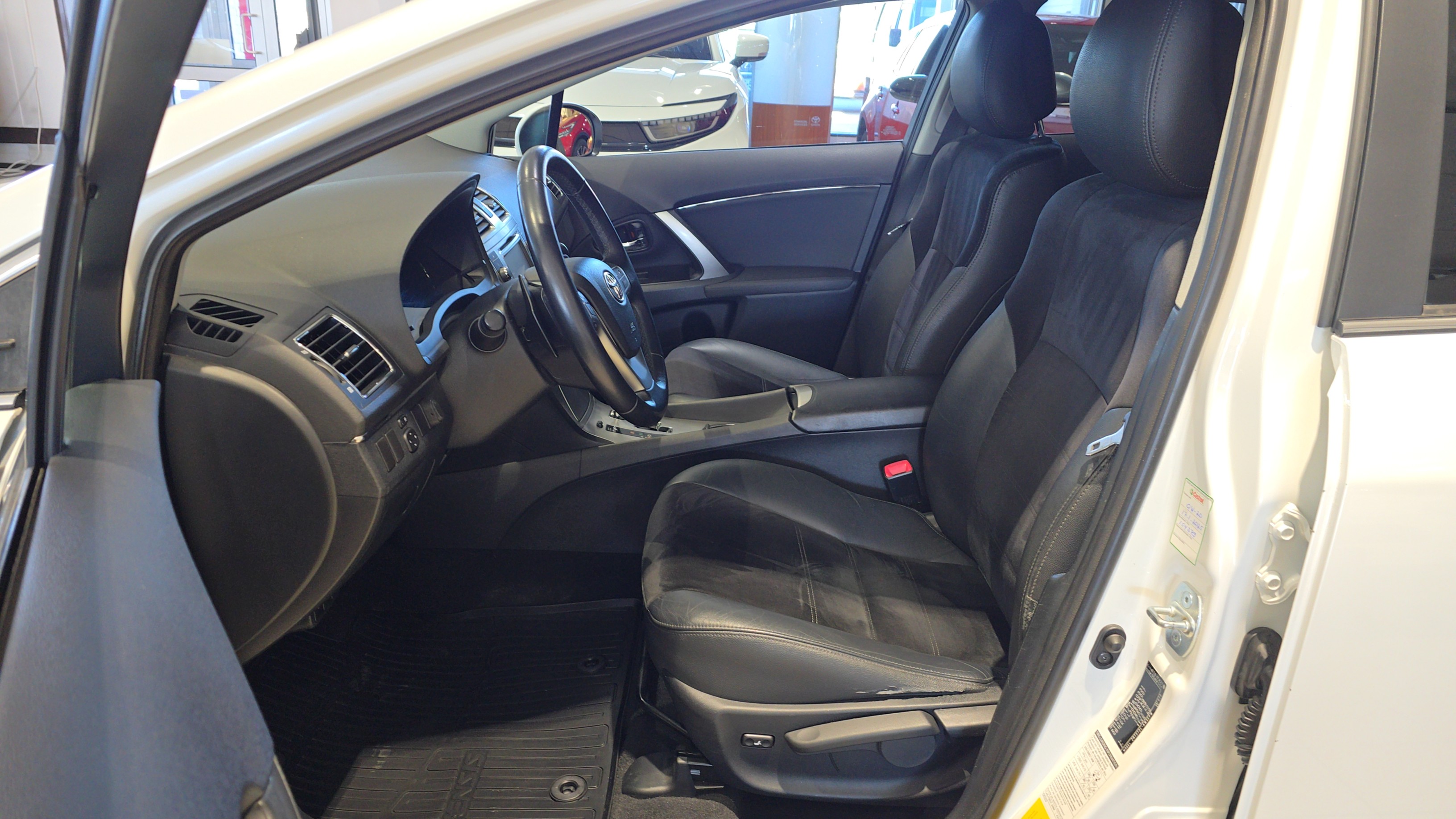TOYOTA Avensis 2013
