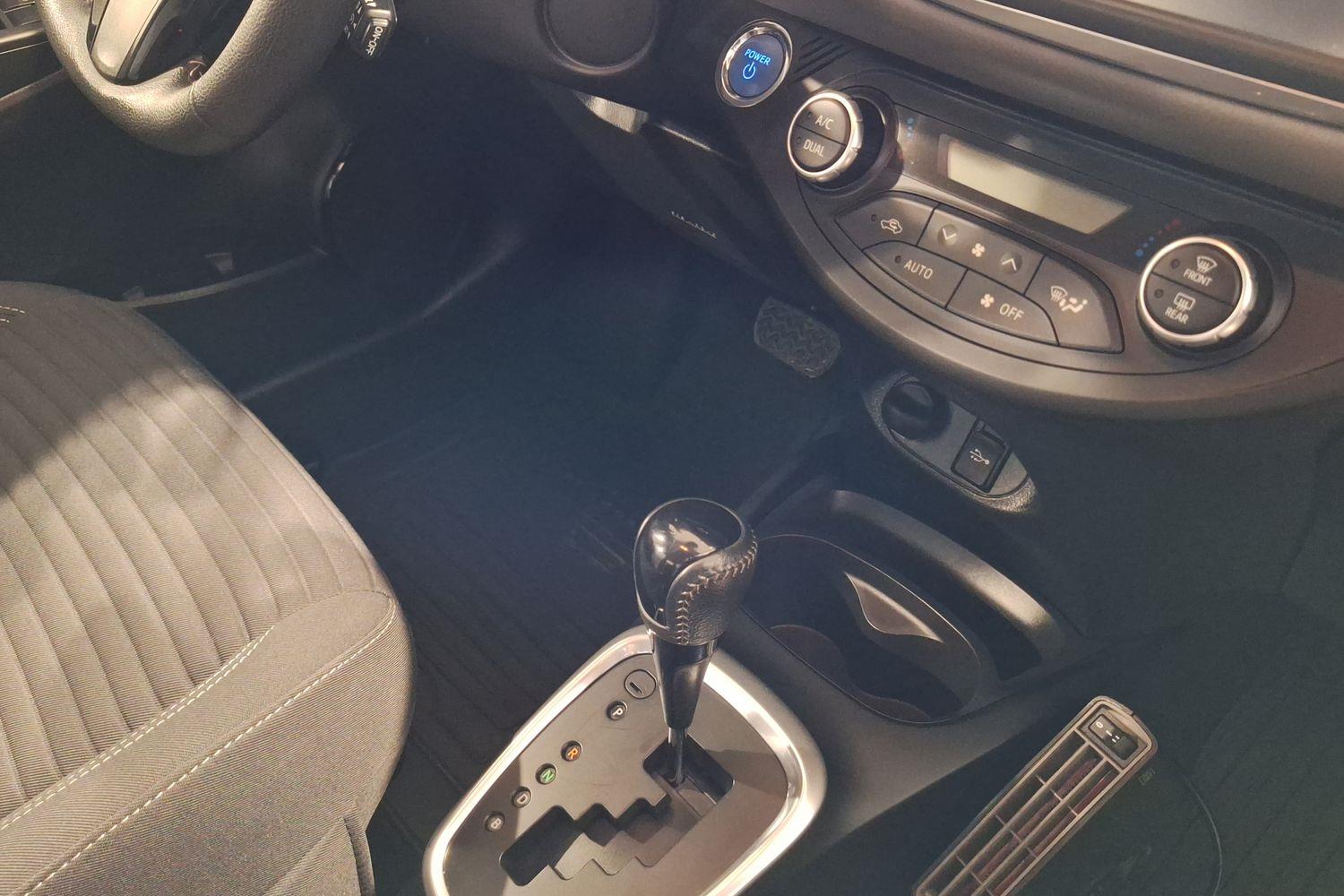 TOYOTA Yaris 2017