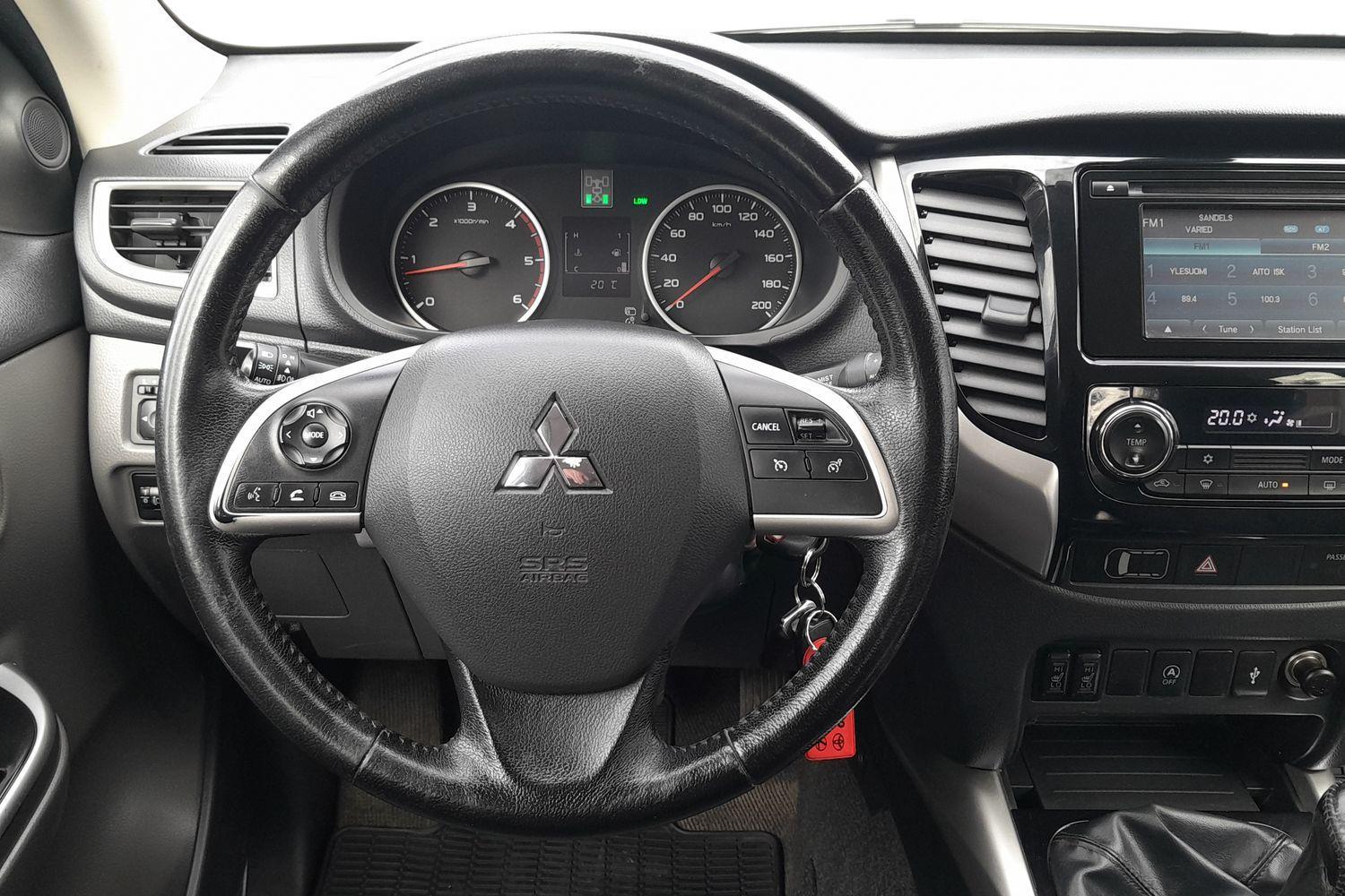 MITSUBISHI L200 2015