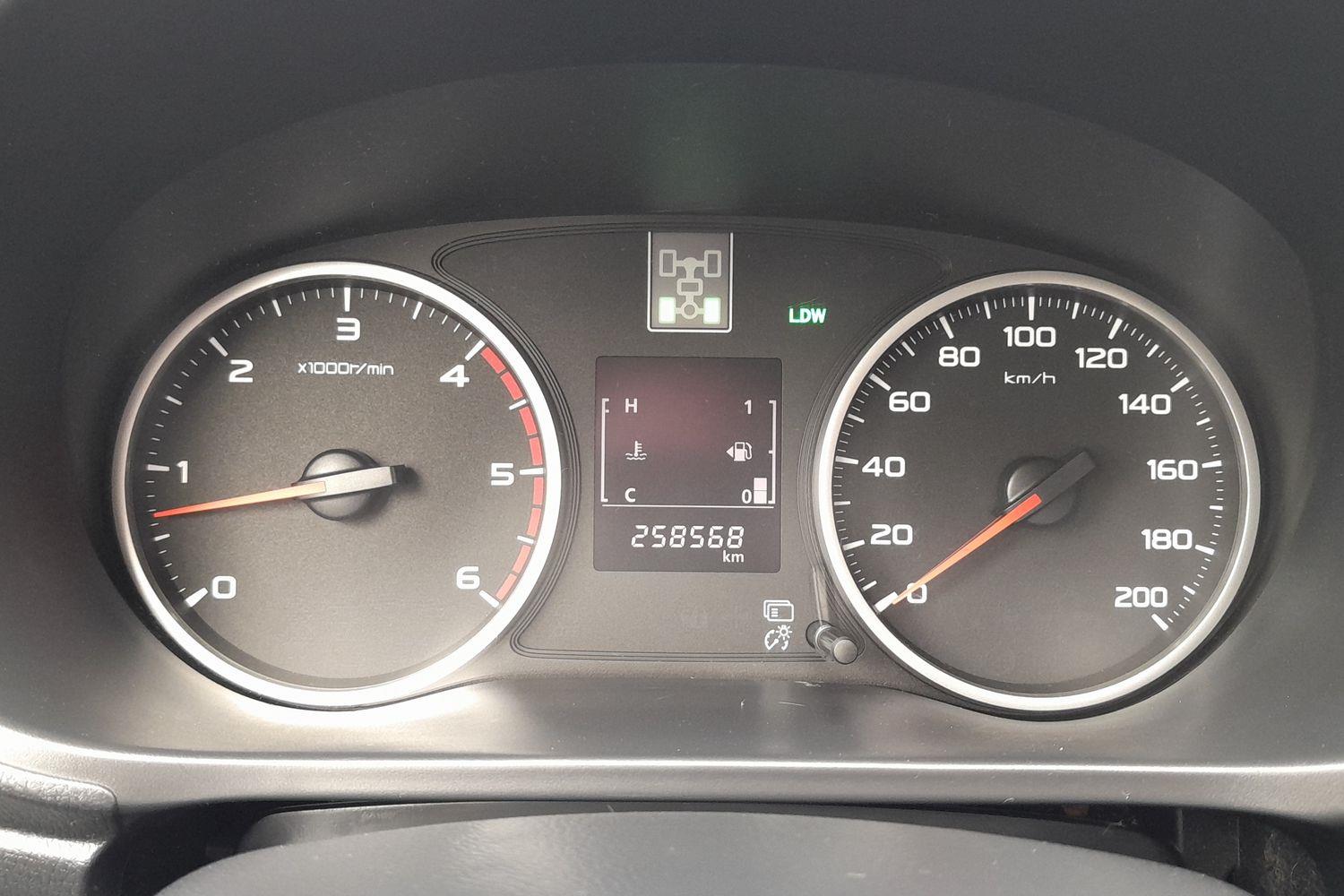 MITSUBISHI L200 2015