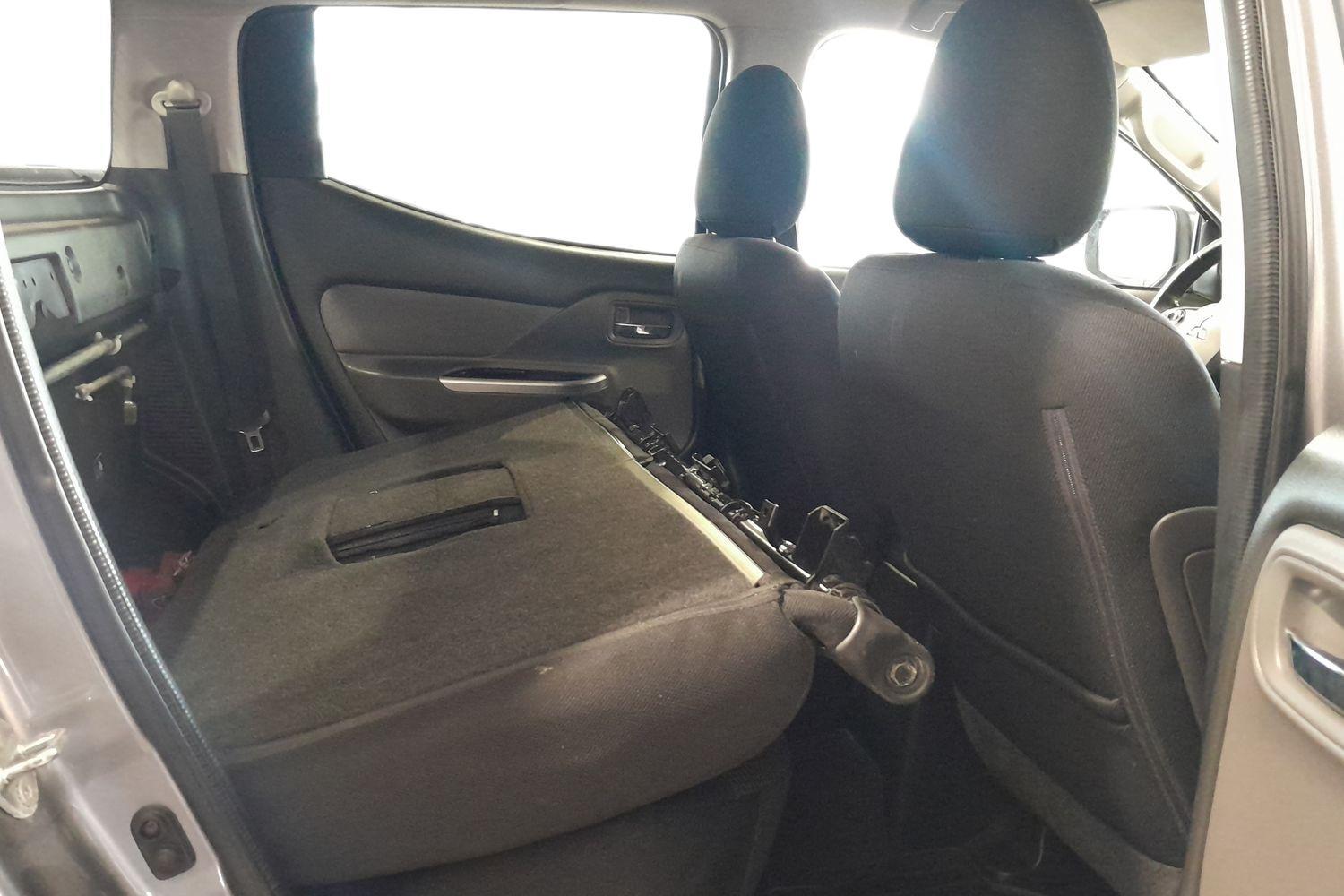 MITSUBISHI L200 2015