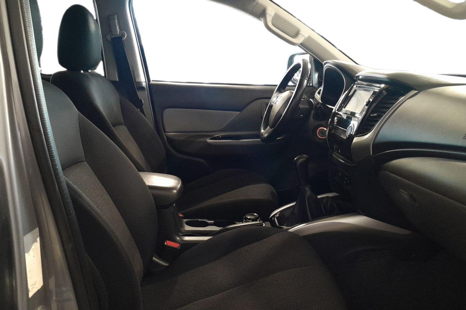 MITSUBISHI L200 2015