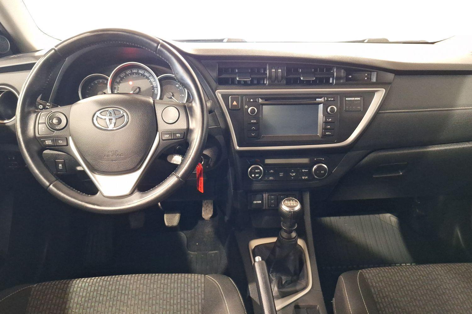 TOYOTA Auris 2015