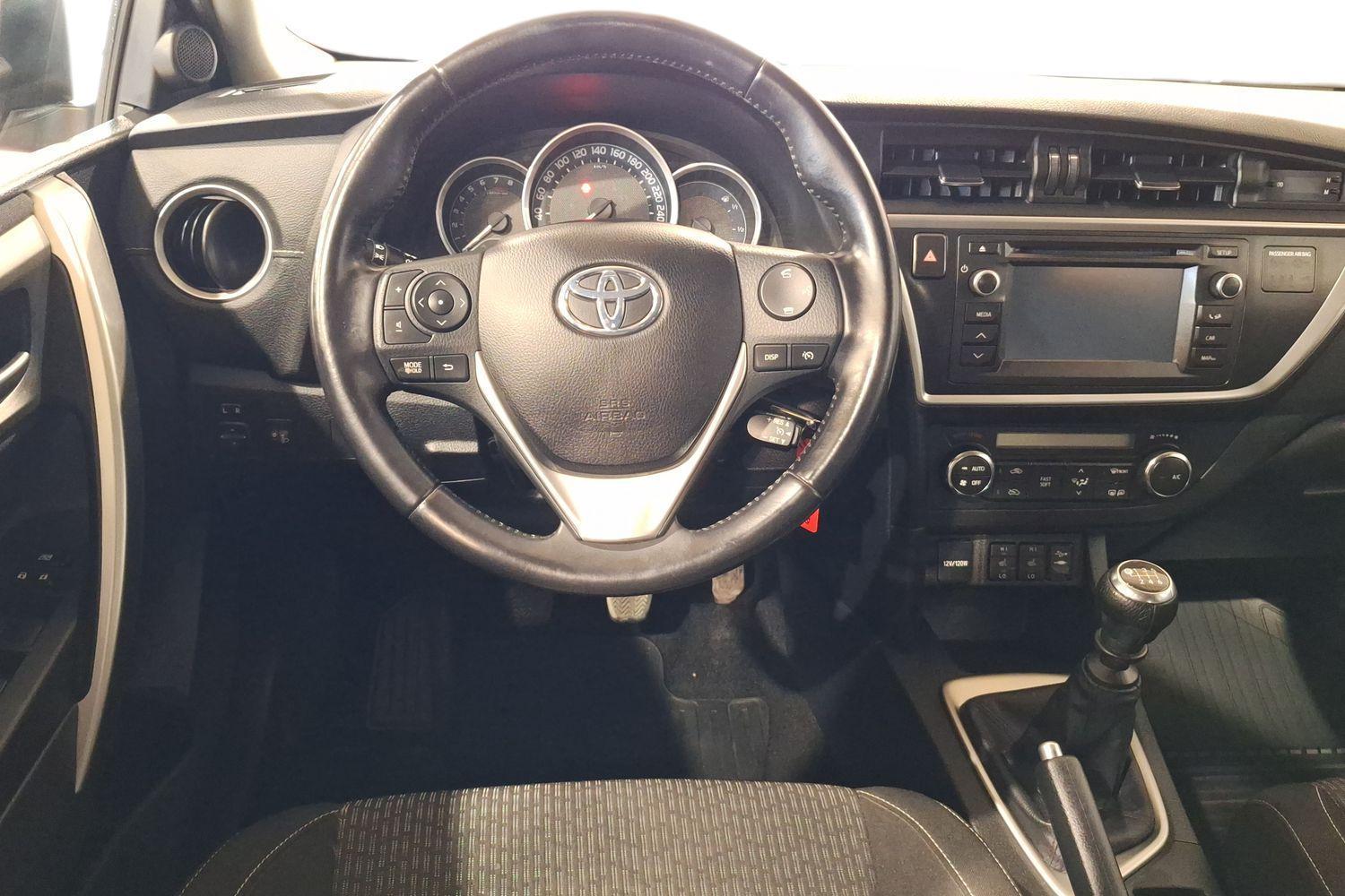 TOYOTA Auris 2015