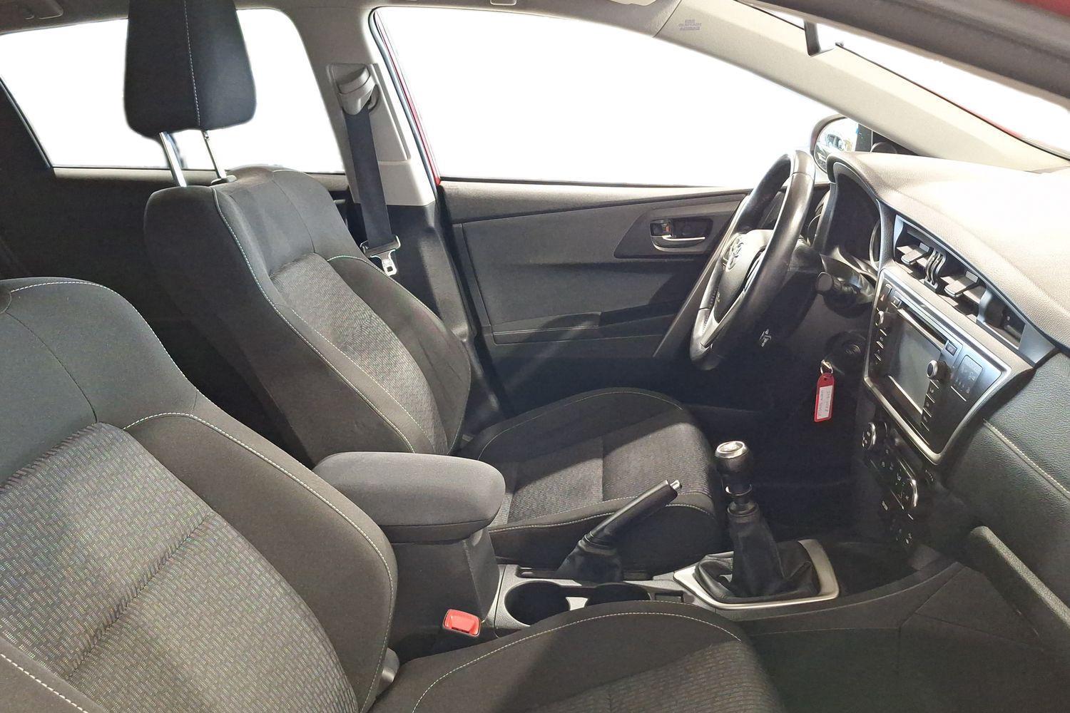TOYOTA Auris 2015
