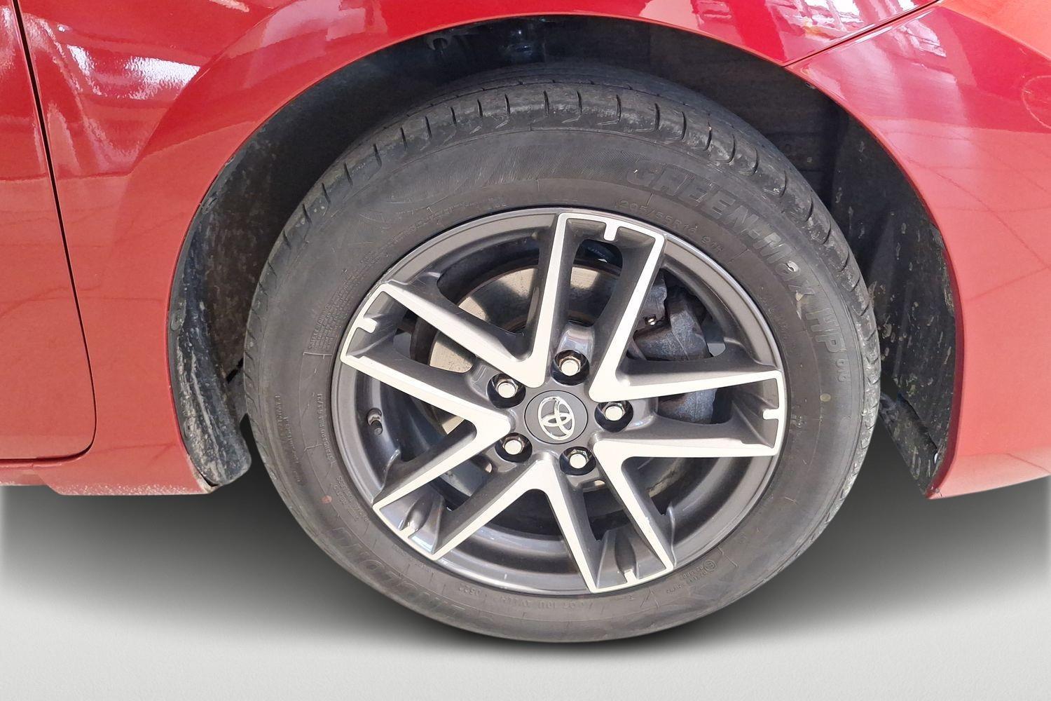 TOYOTA Auris 2015