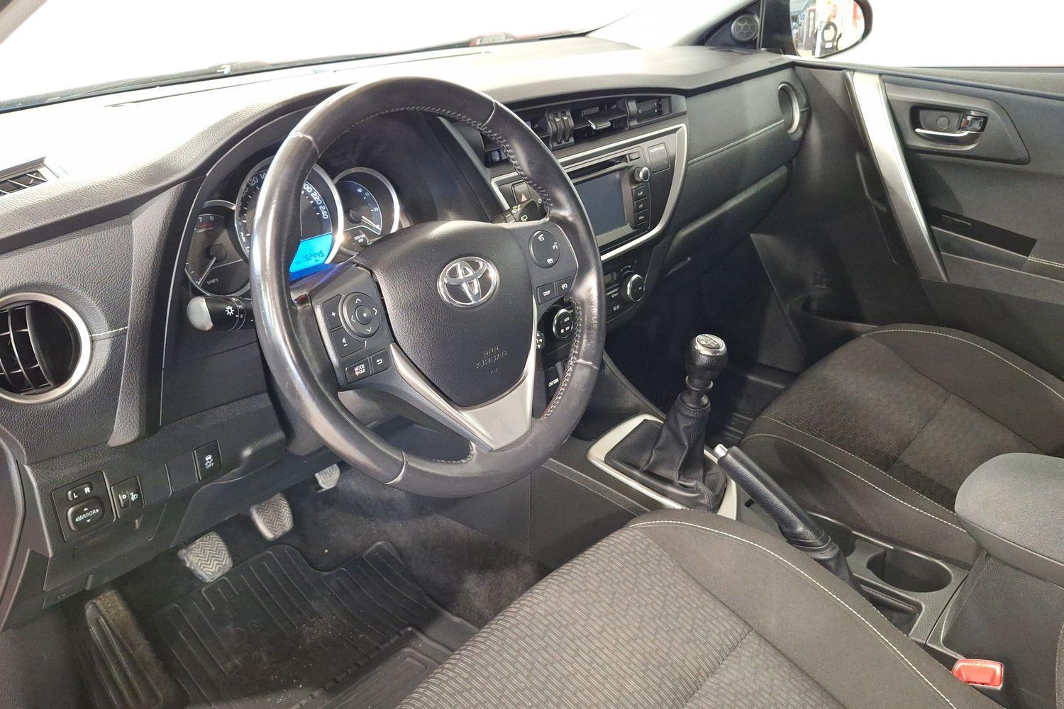 TOYOTA Auris 2015