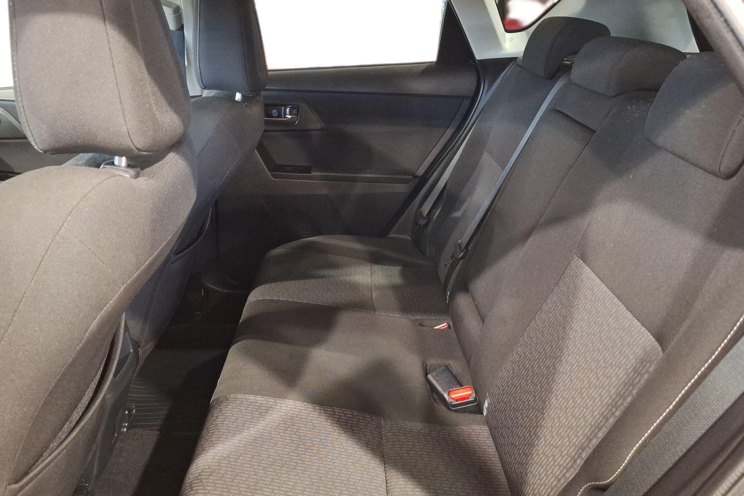TOYOTA Auris 2015